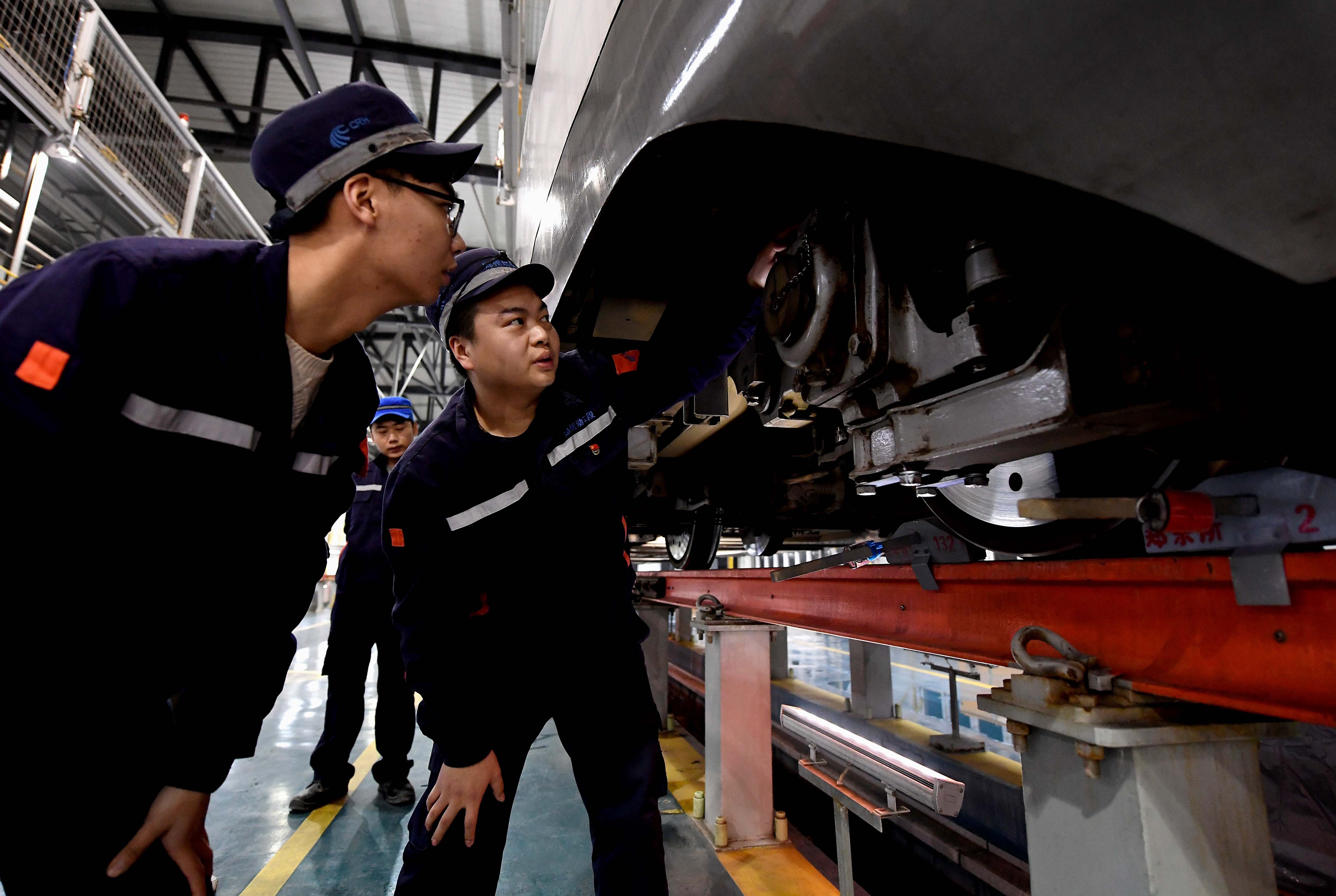 高铁"掏粪男孩"的不眠夜