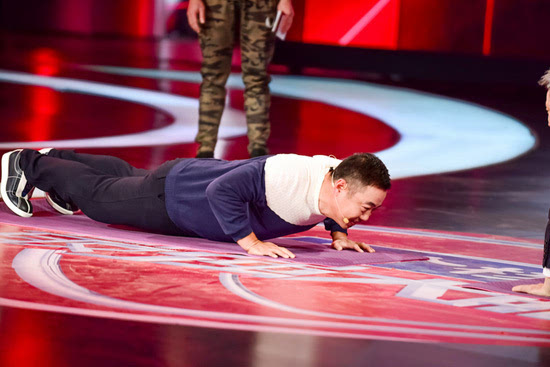 刘国梁不秀球技秀"肌肉" 舞台轻松做俯卧撑