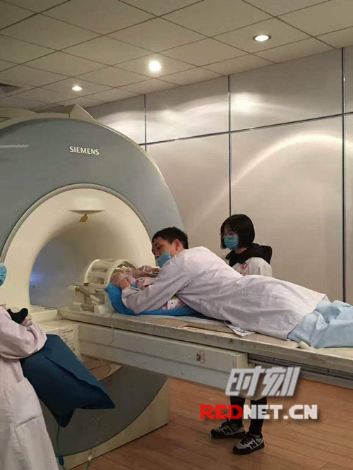 湖南暖心医生抱着新生儿做磁共振