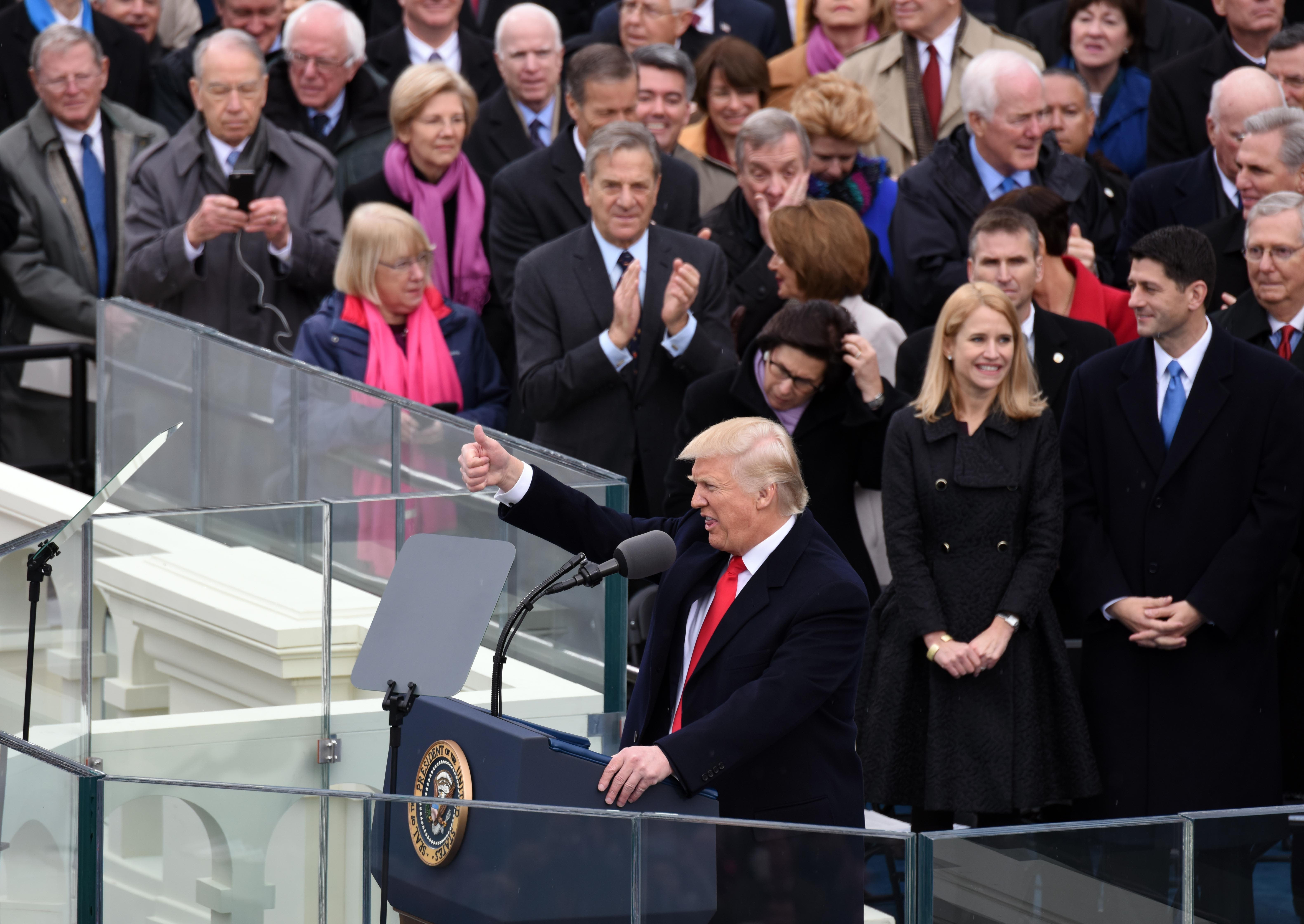 1月20日,在美国首都华盛顿国会山,特朗普(前)在美国第45任总统就职