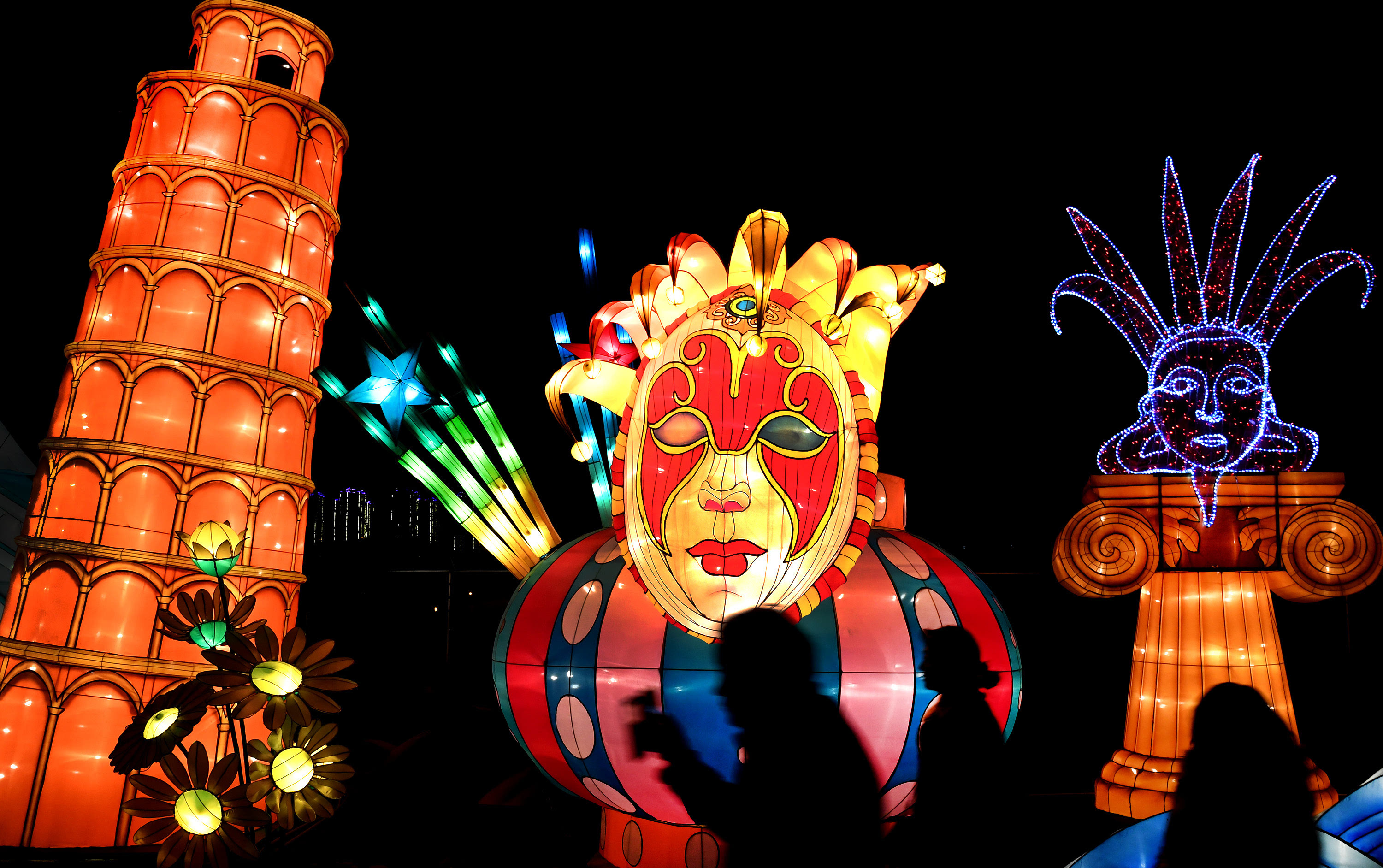 1月20日,市民在澽水河畔参观即将开展的"一带一路"国际灯展.