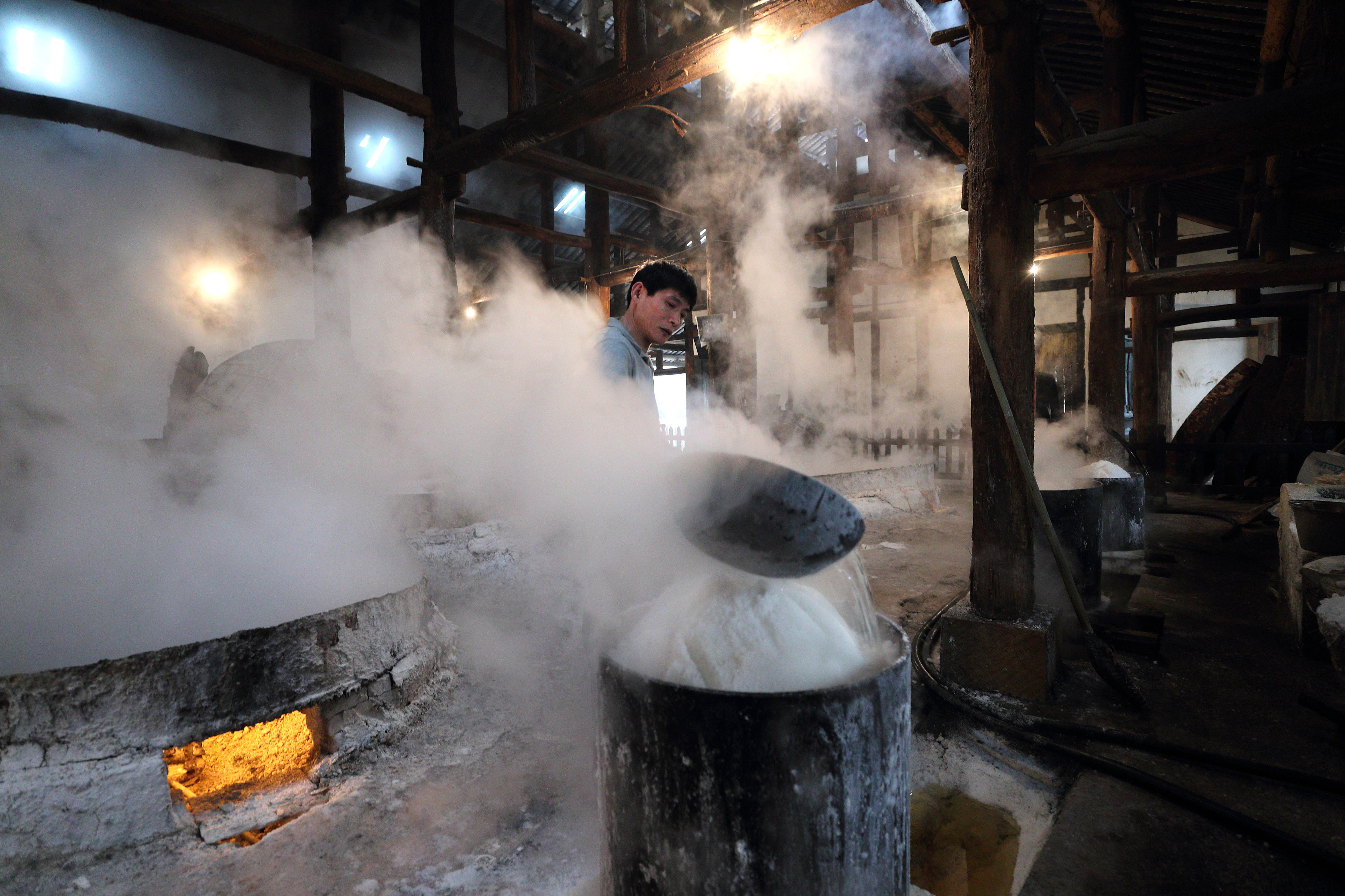 1月23日,工人在燊海井的灶房里用低压火花圆锅制盐工艺制盐