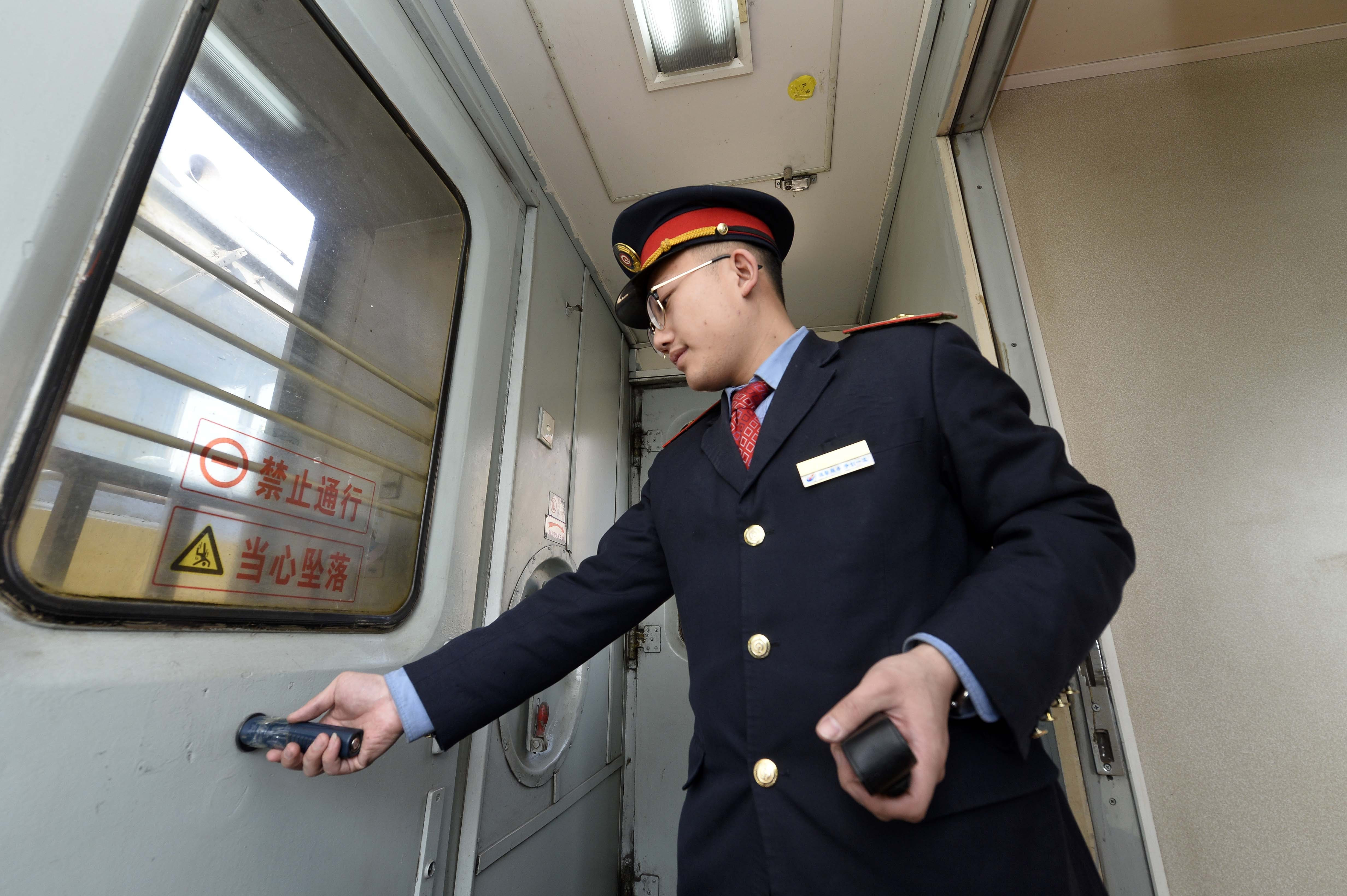 1月25日,在兰州铁路局银川客运段银川发往上海的列车上,行李员张宇