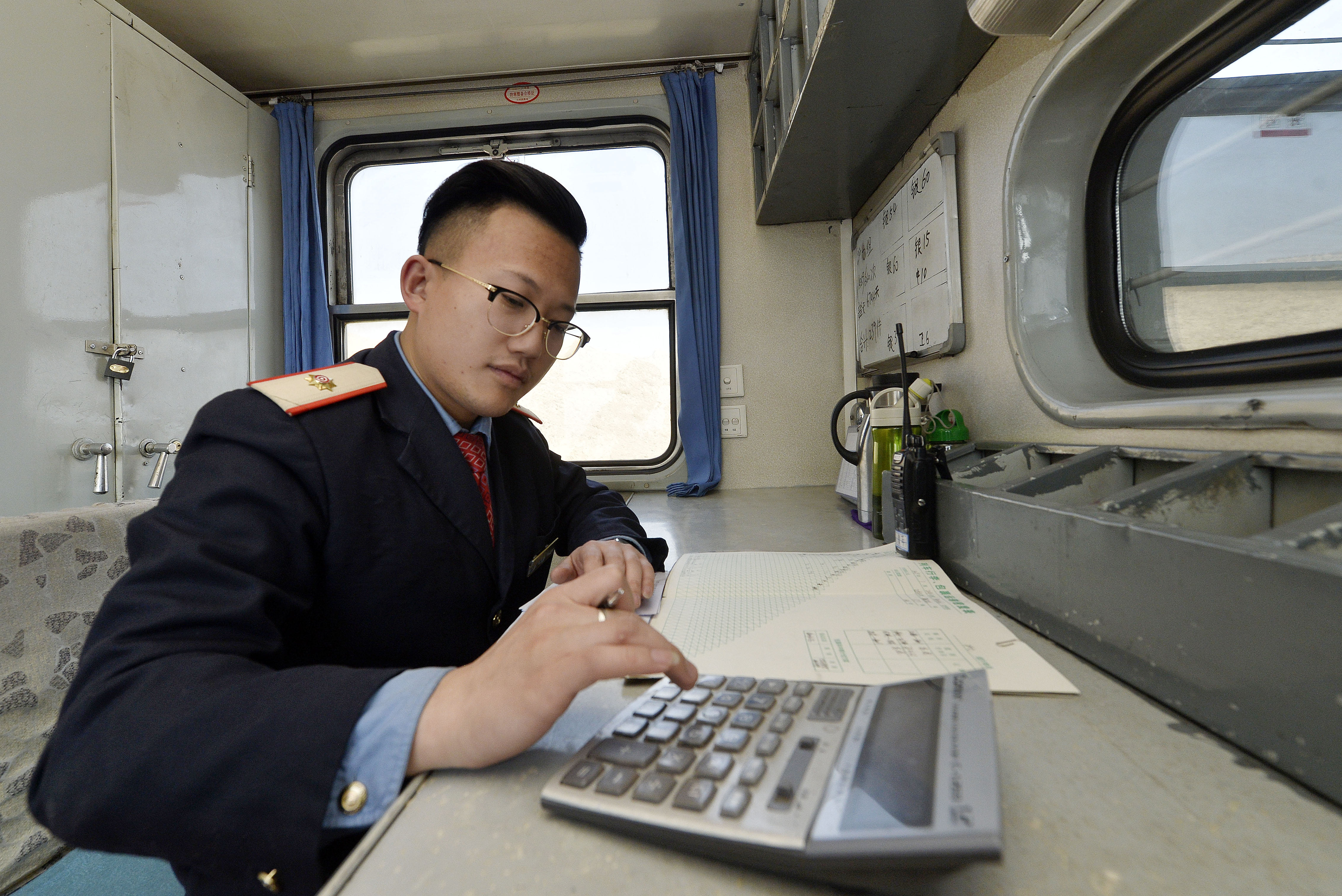 1月25日,在兰州铁路局银川客运段银川发往上海的列车上,行李员张宇