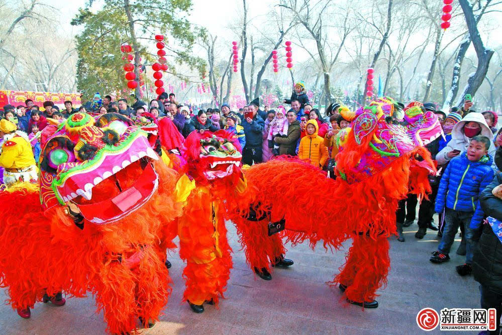 猜燈謎……2017 年春節期間,烏魯木齊市紅山公園舉行首屆紅山廟會