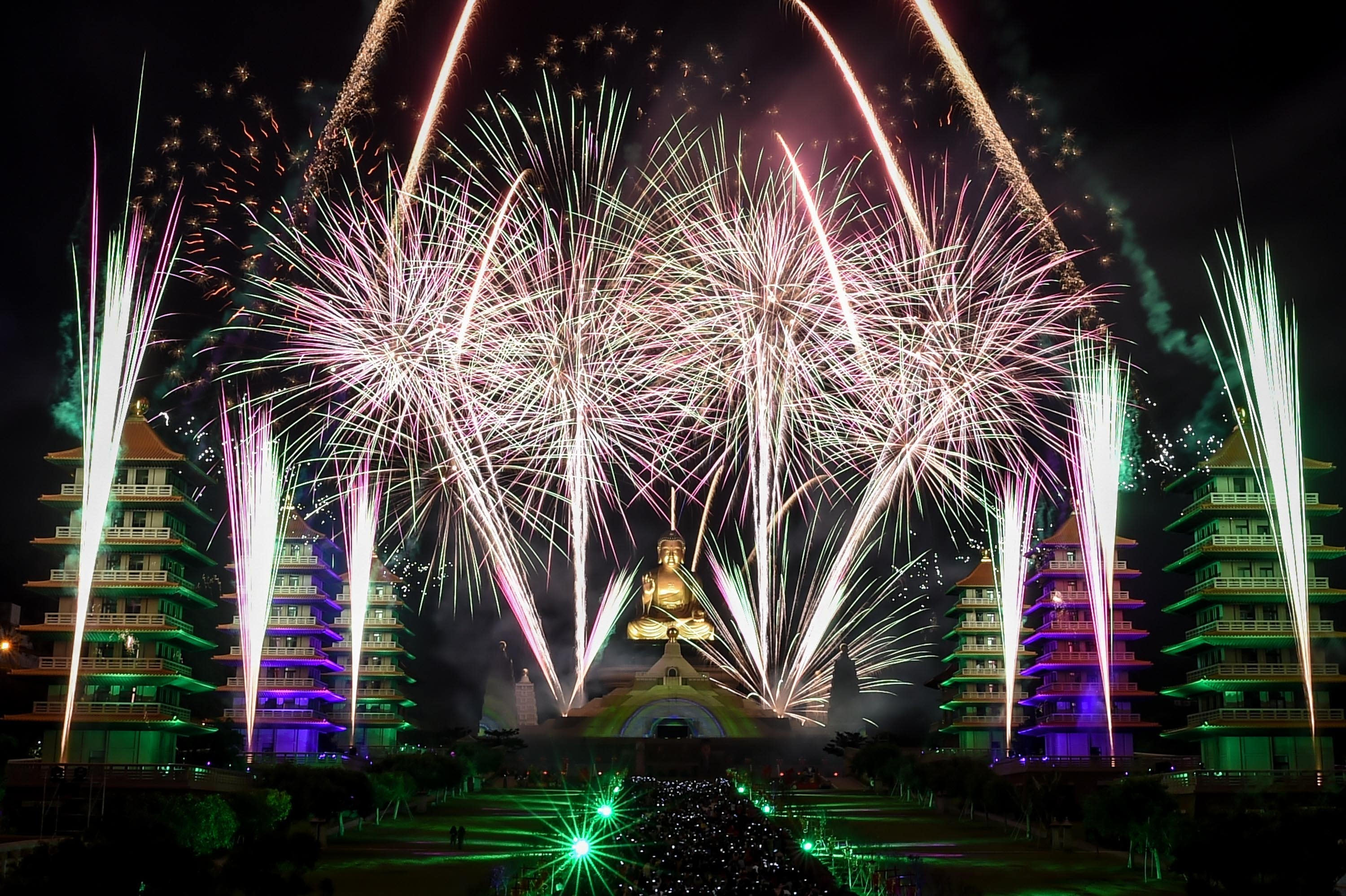 佛光山上年味浓 两岸民众游兴旺