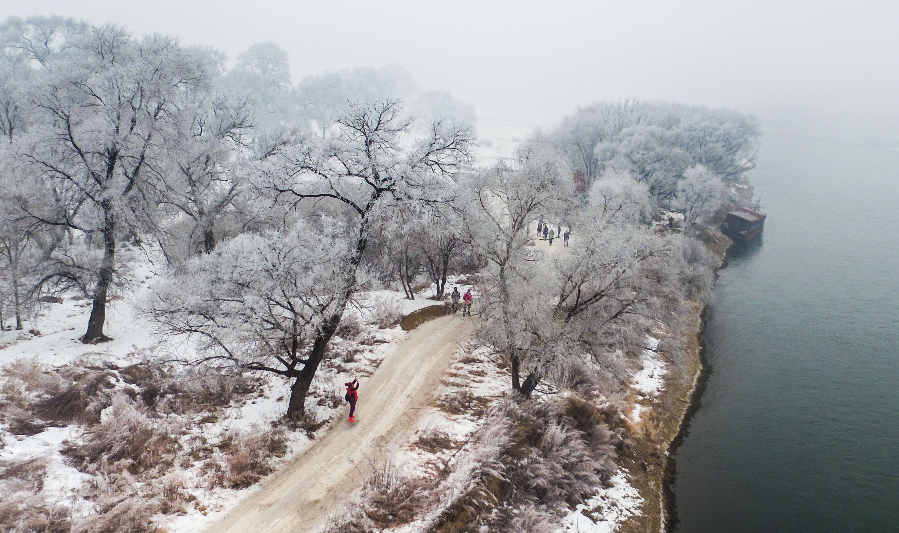 "中国雾凇仙境第一村"靠冰雪旅游致富