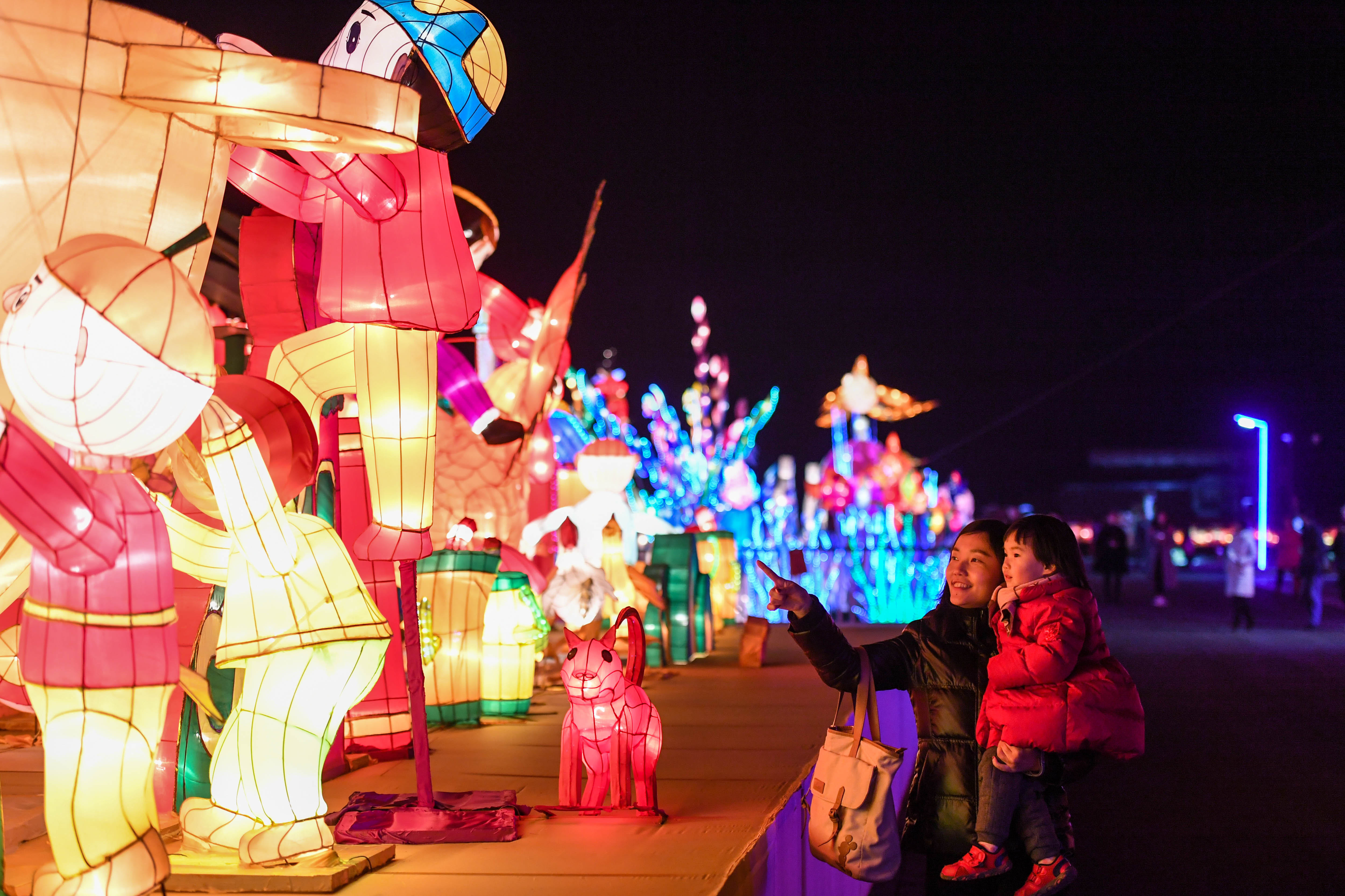 重庆际华园迎春灯会游人如织