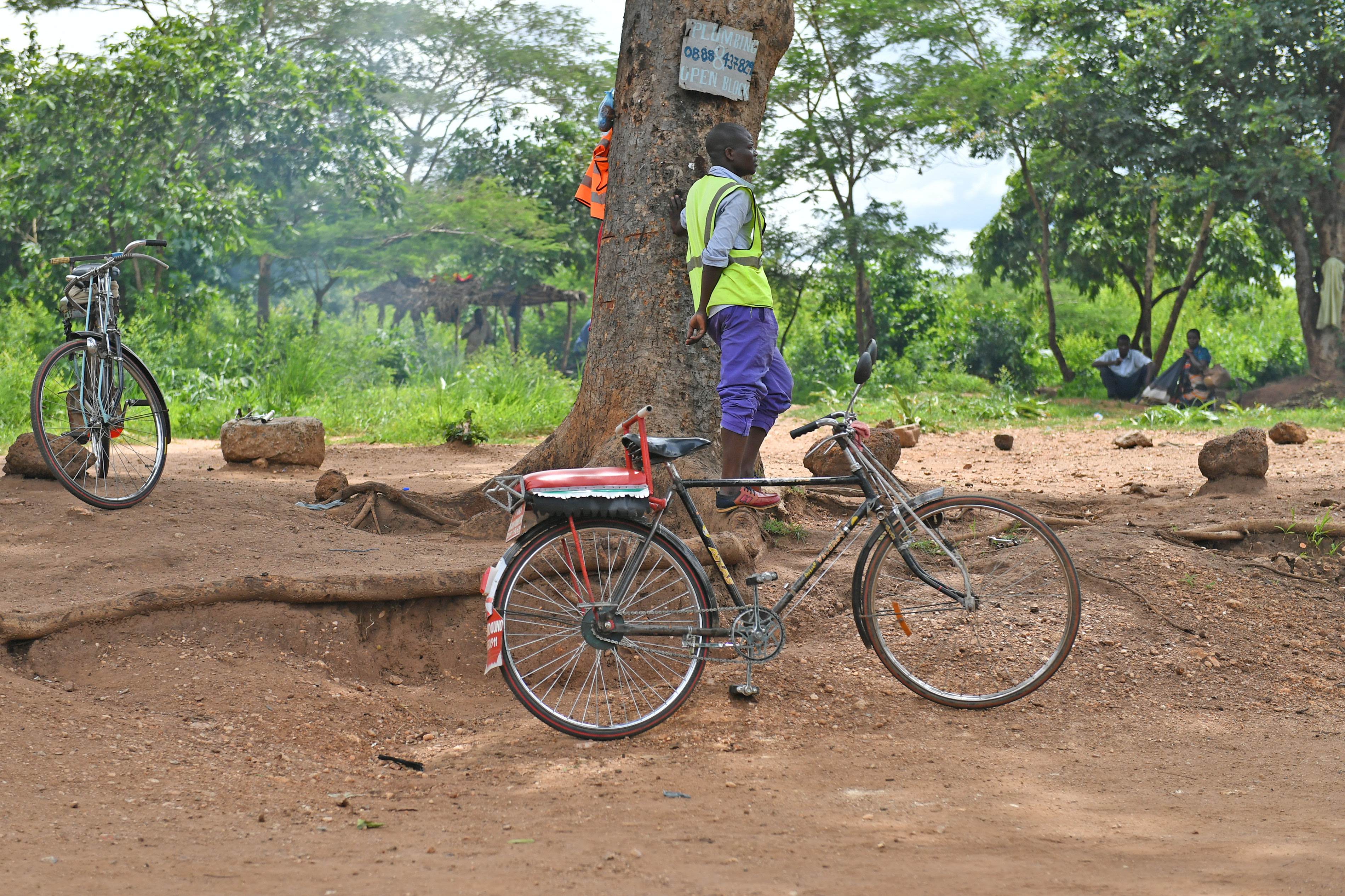 1月30日,在马拉维首都利隆圭,"自行车的士"司机在路边等候客人.