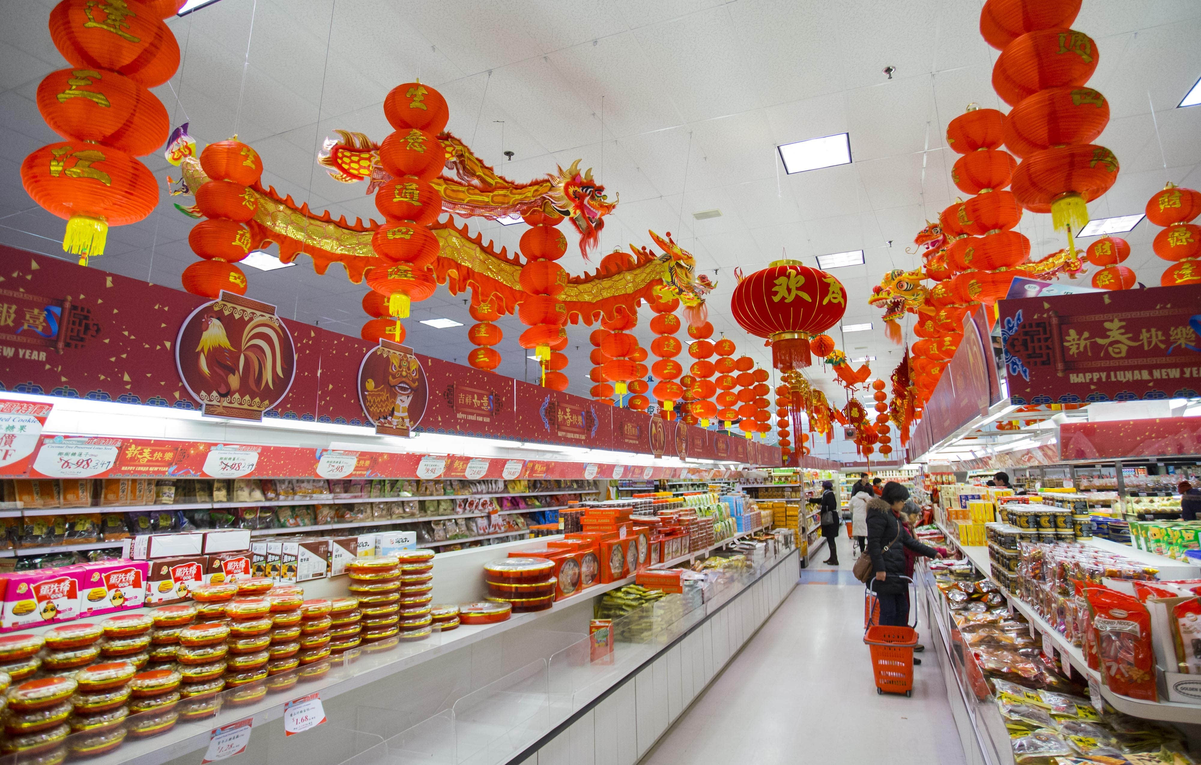 2月2日,在加拿大多伦多,顾客在一家年味十足的华人超市购物