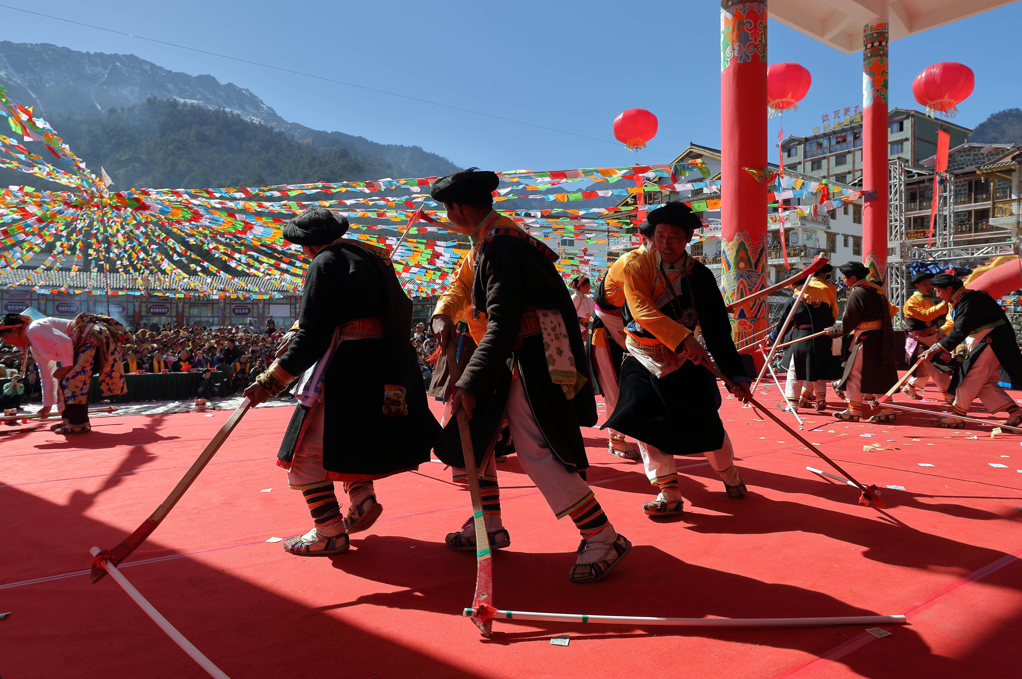 2月5日,四川省雅安市宝兴县硗碛藏族乡藏族群众在舞狮,欢度"上九 ""
