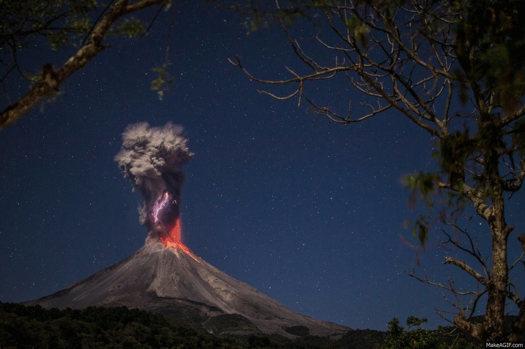 墨西哥火山熔岩夹着闪电喷出 画面震撼