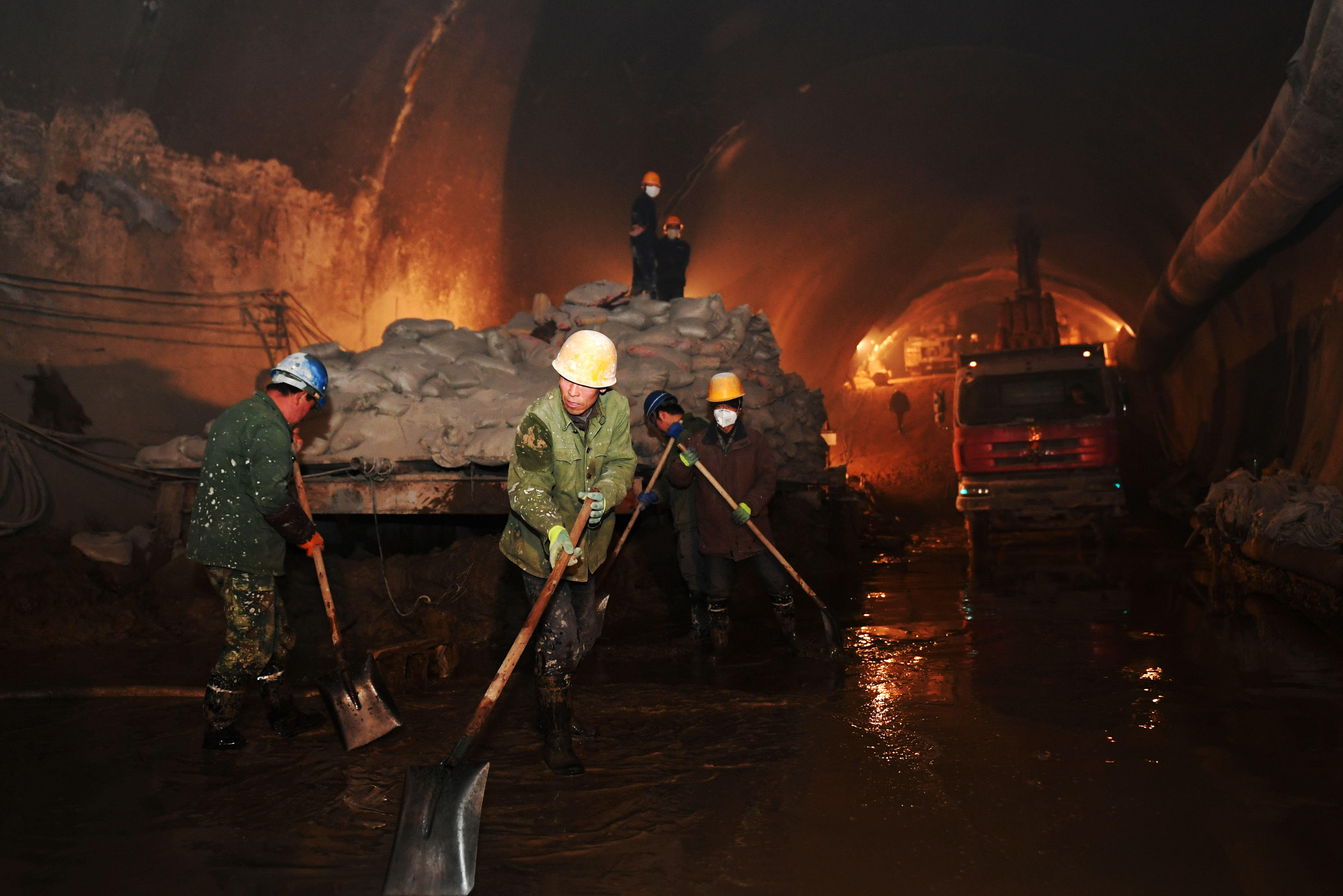 一个"世界难题"隧道里的大国小家