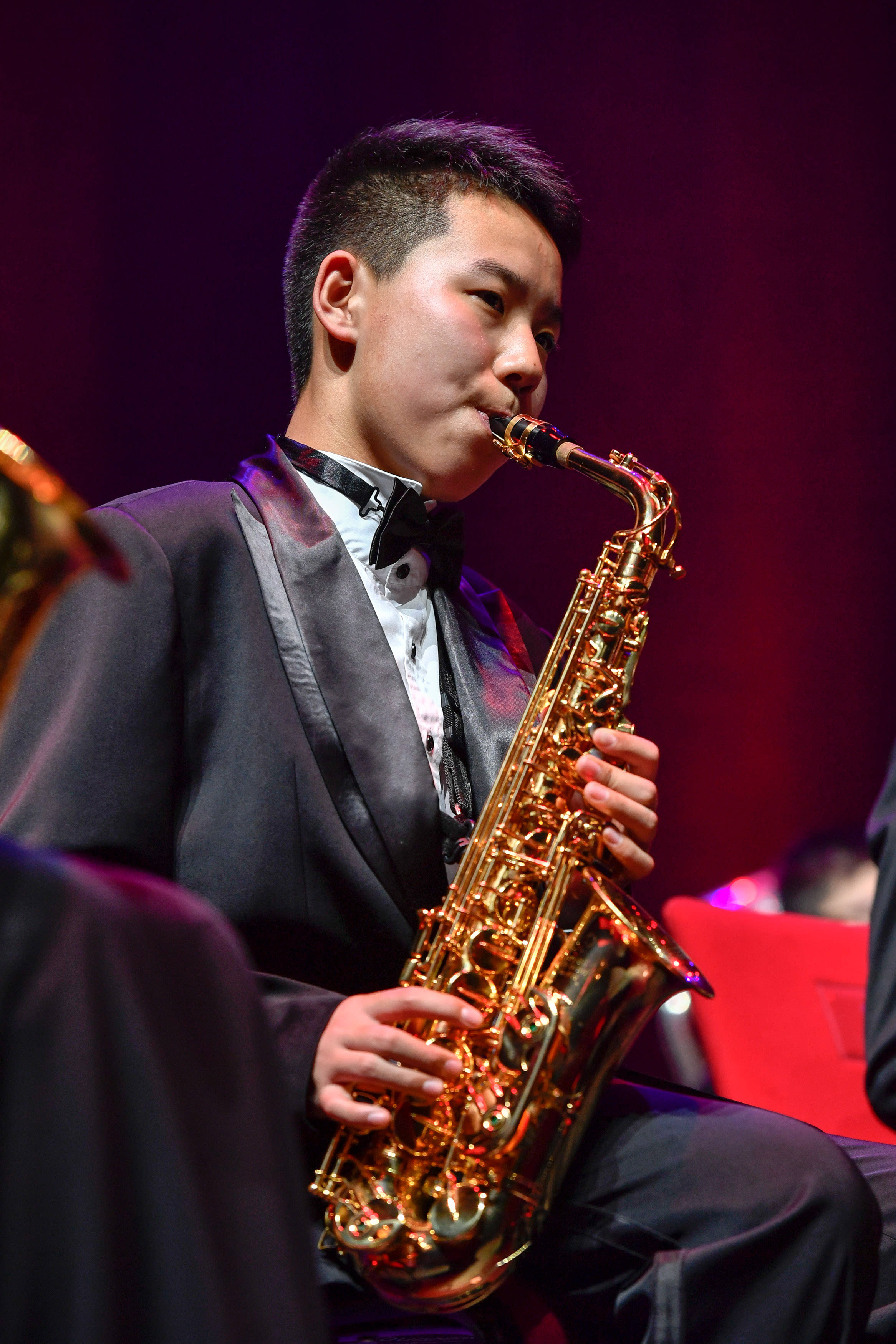 2月8日,北京市第二中学金帆管乐团在法国巴黎演奏管乐《巴黎蒙太奇