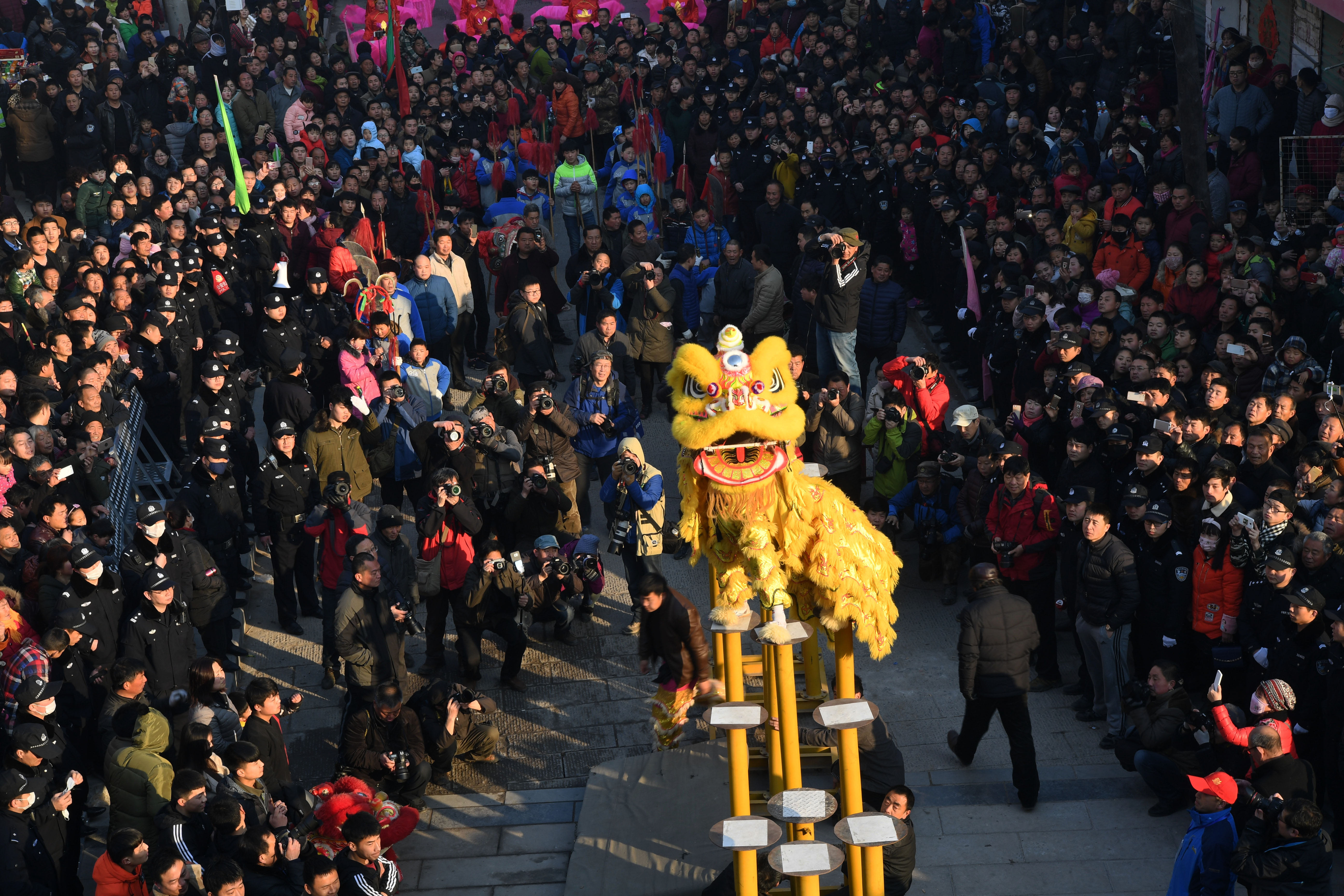 在河南省浚县举行的正月古庙会上,数十支由当地群众组成的社火表演