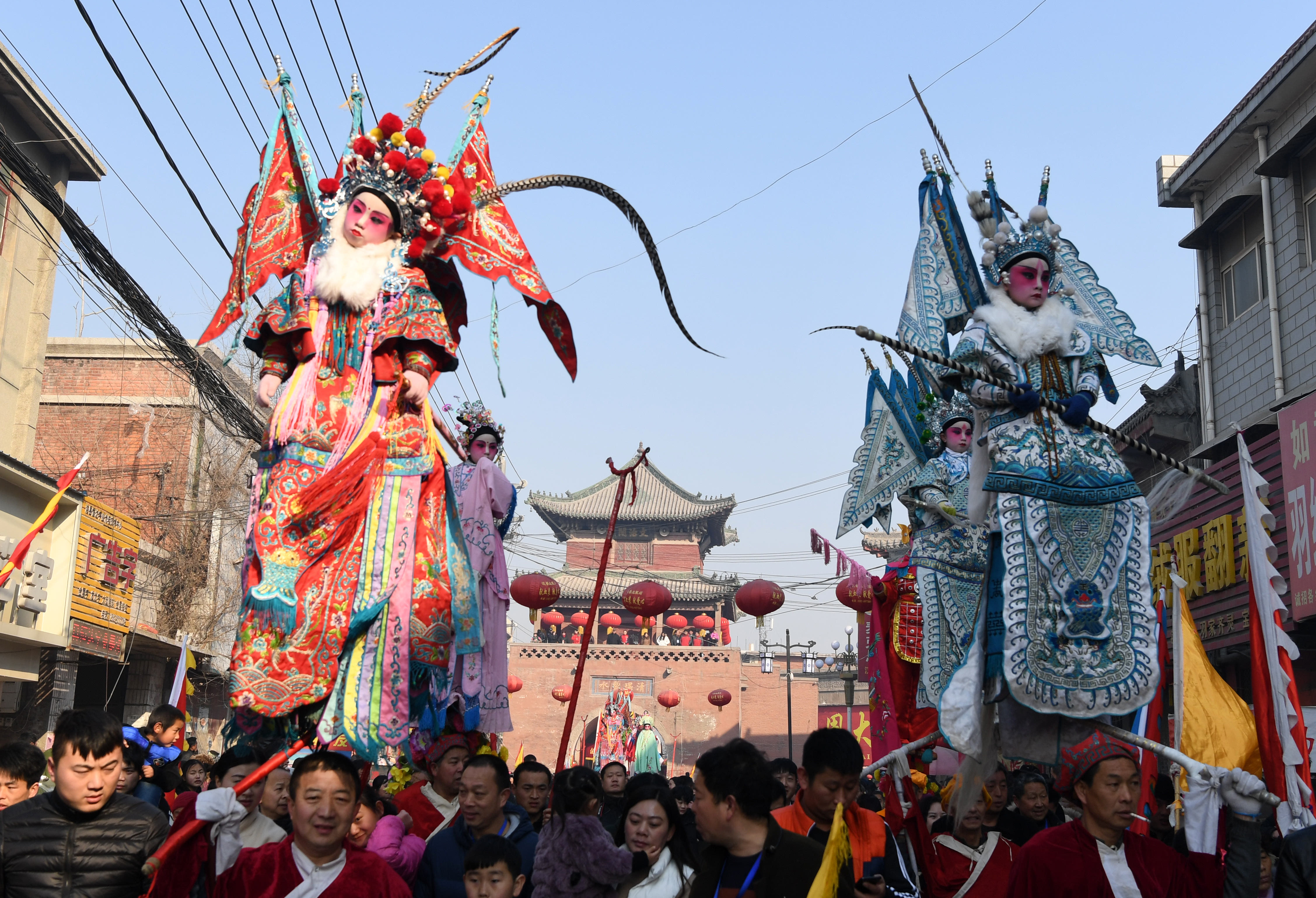 2月12日,一支舞狮队在河南浚县古庙会上表演