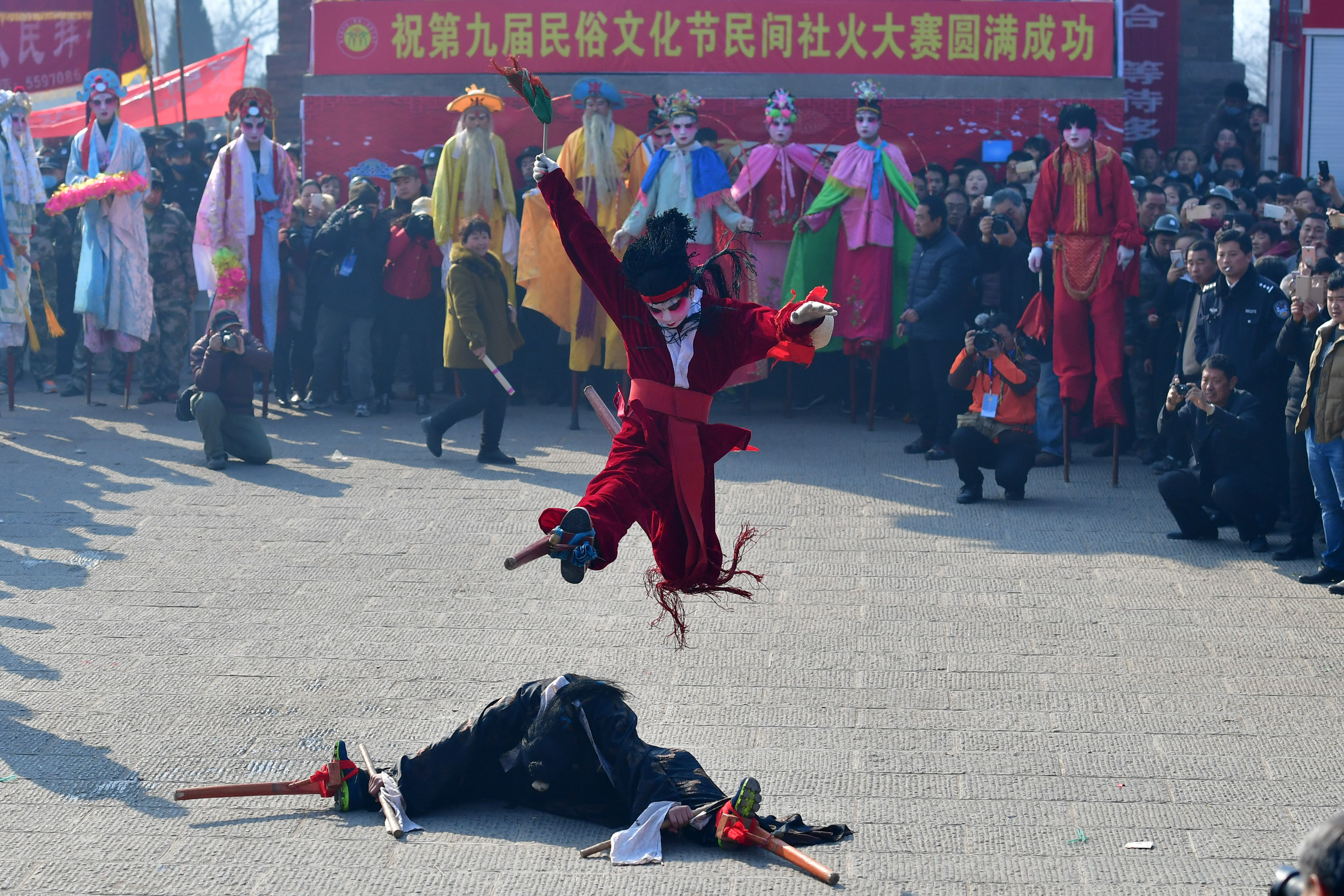 新华社记者 冯大鹏 摄2月12日,浚县民间社火团体在古庙会上演出.