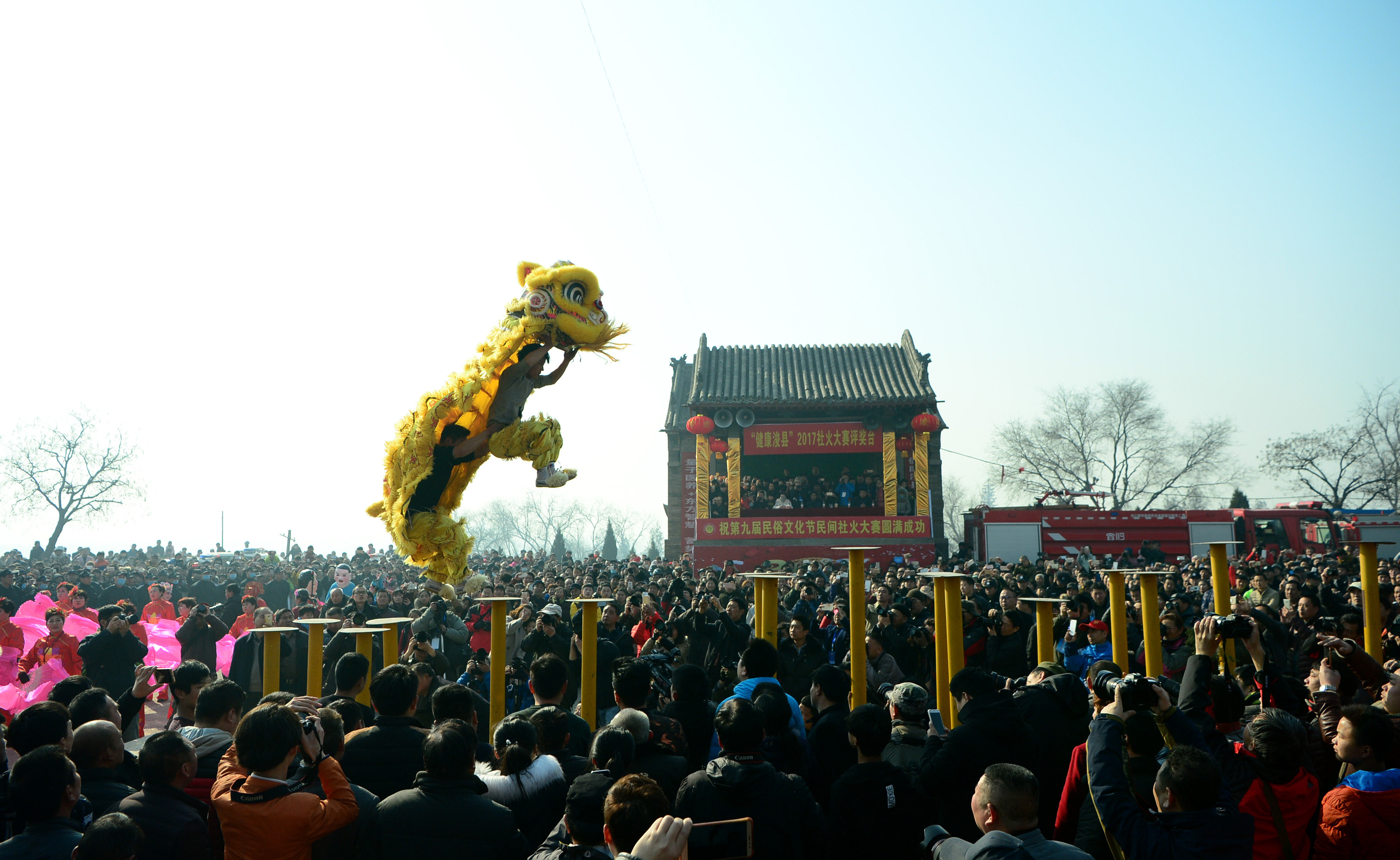 新华社记者 冯大鹏 摄2月12日,浚县民间社火团体在古庙会上演出