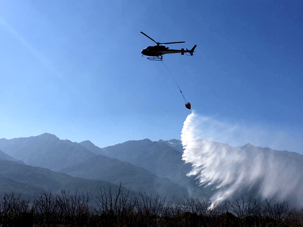 南方航空护林总站大理基地开展小松鼠直升机模拟火场吊桶洒水演练