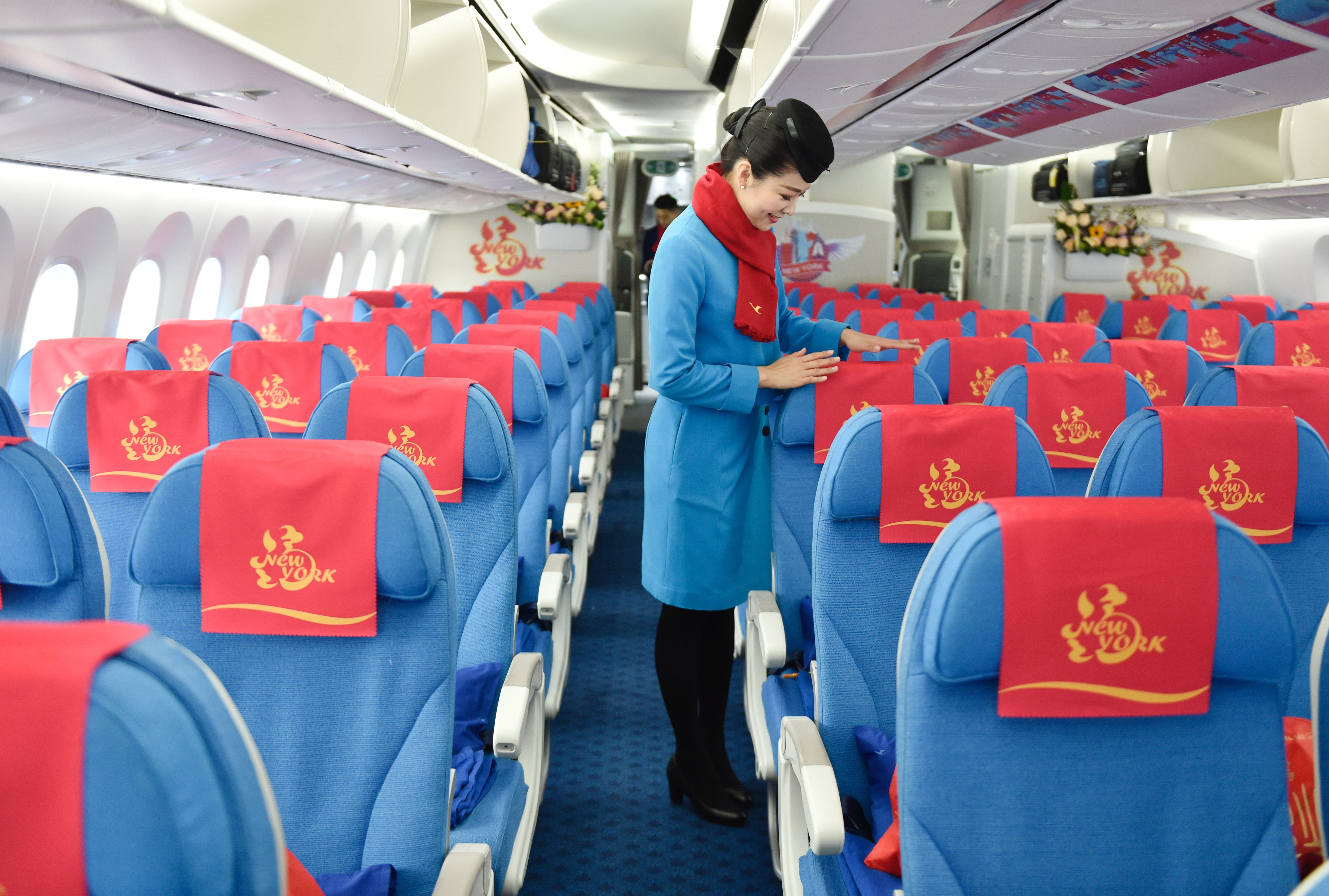 2月15日,厦航空姐在首航仪式上表演舞蹈《遇见纽约》.