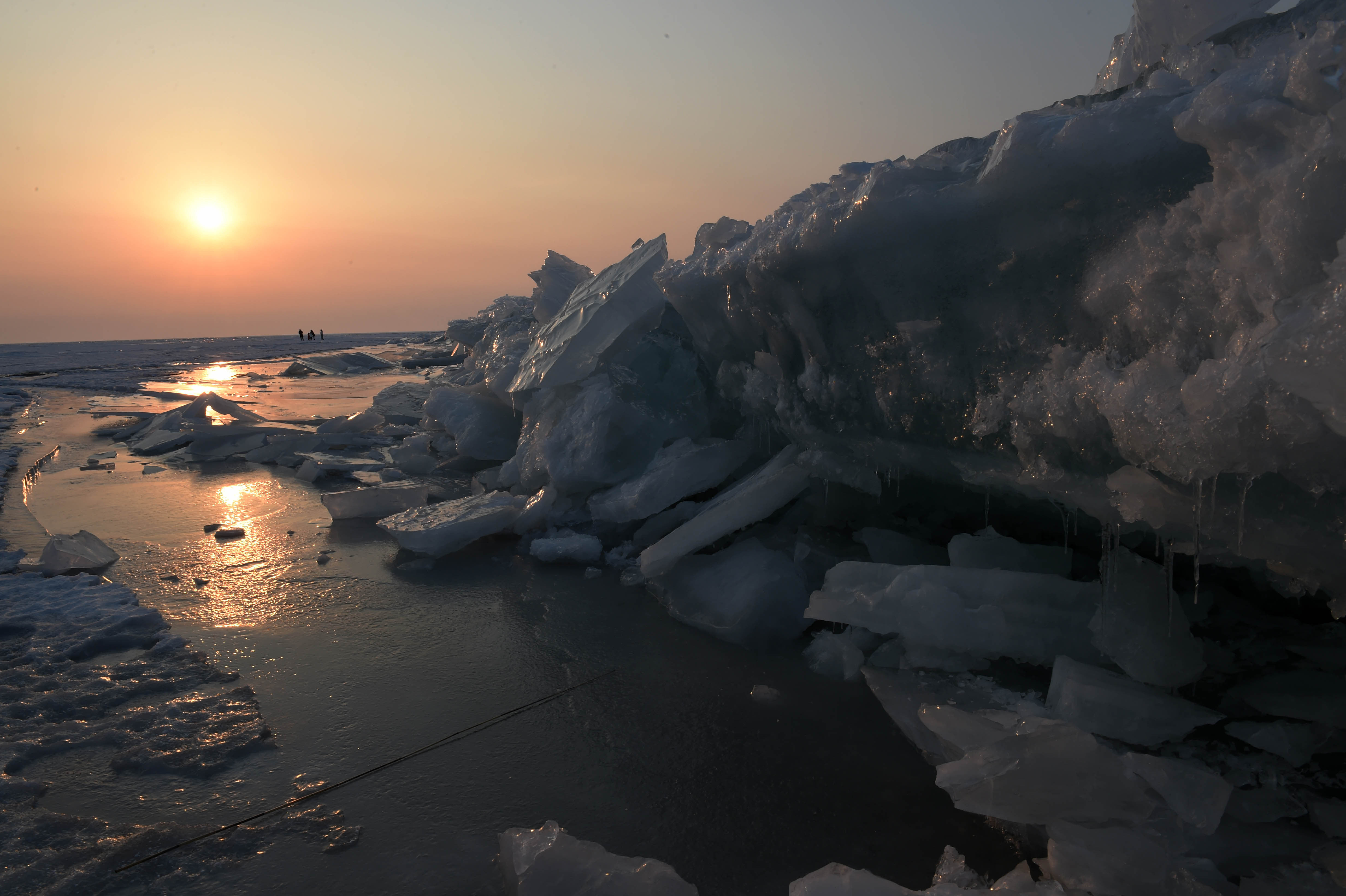 中俄界湖兴凯湖:壮美冰排映夕阳