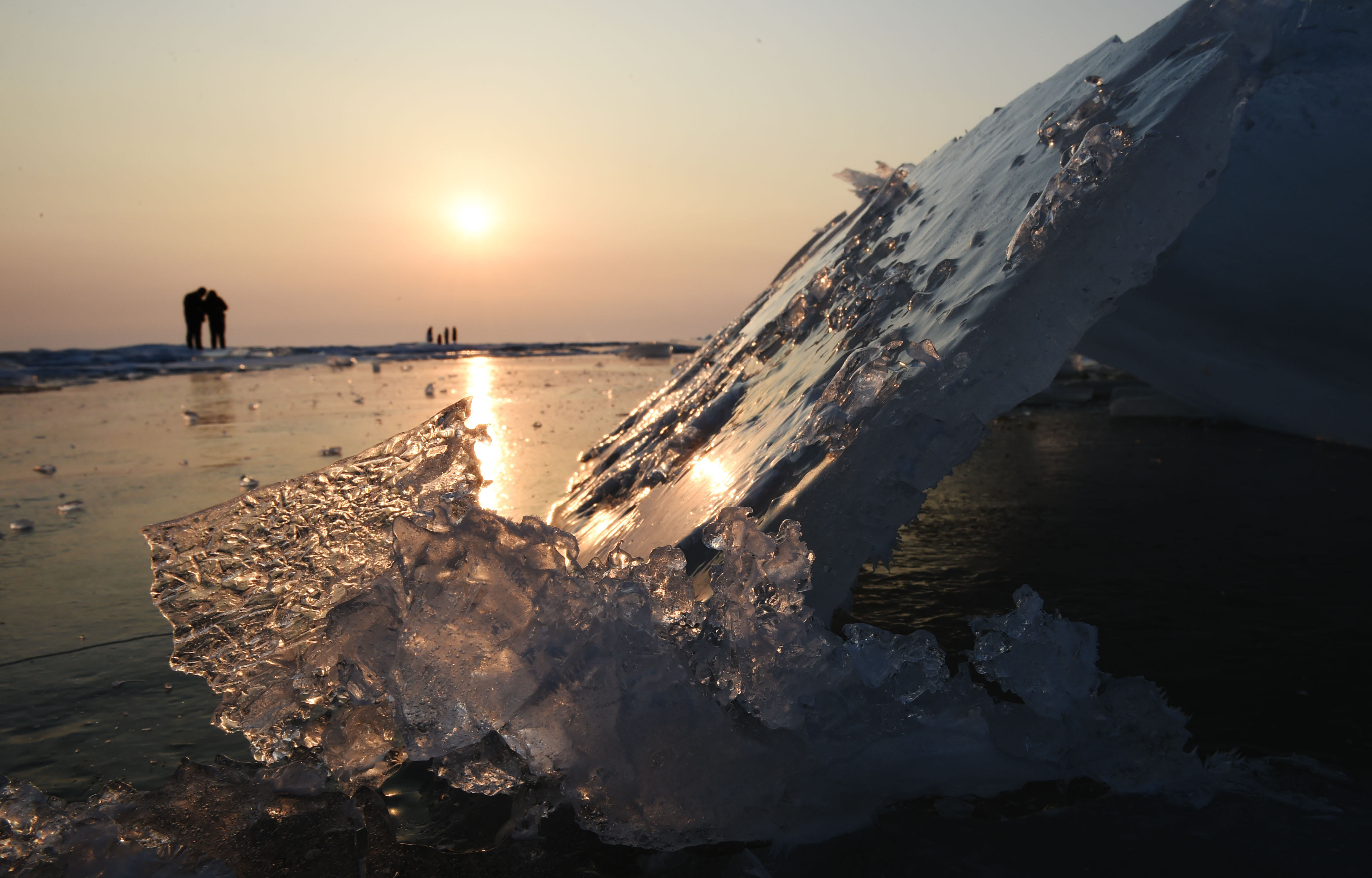 中俄界湖兴凯湖:壮美冰排映夕阳