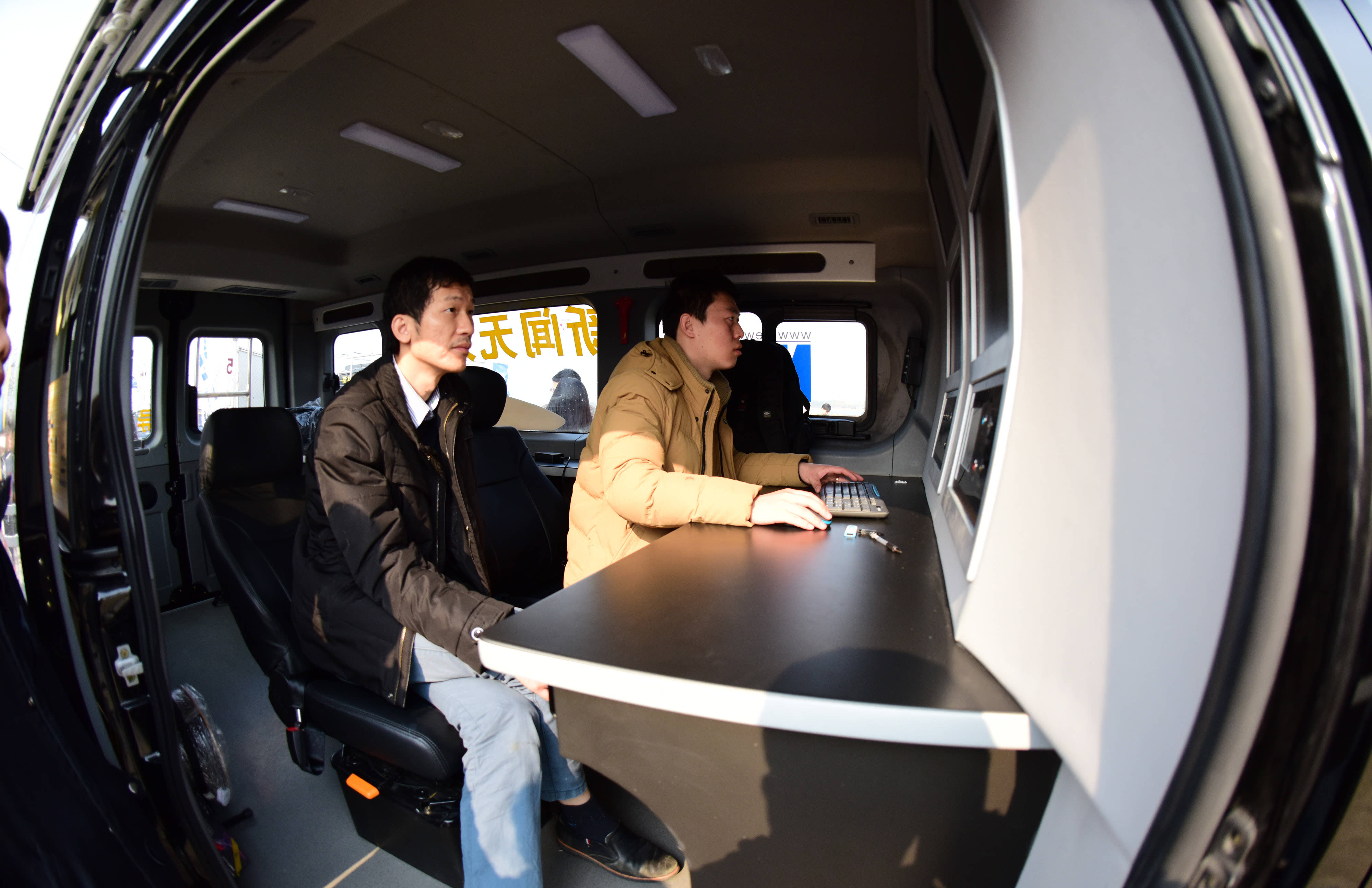 新华网首批无人机导航直播车启用