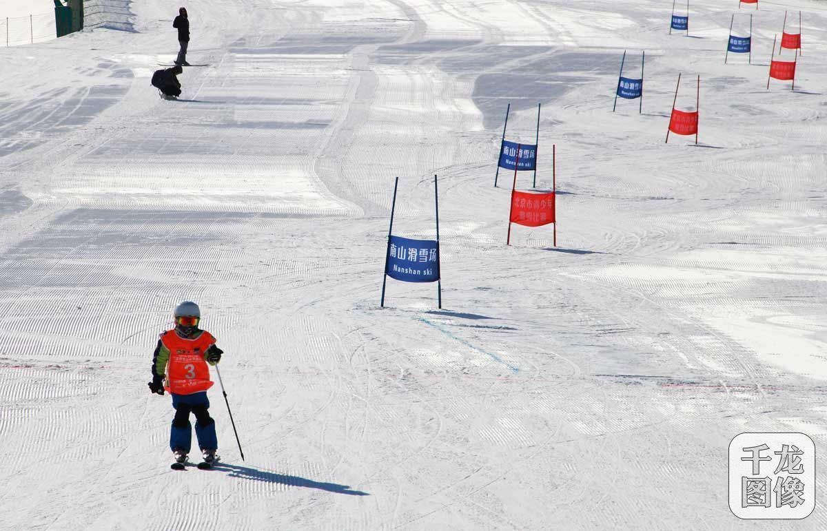 2月8日,北京市青少年滑雪比賽在北京南山滑雪場舉行.