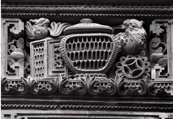 山水,花卉,典故等图案,通常也指用青砖雕刻而成的雕塑工艺品,是古建筑