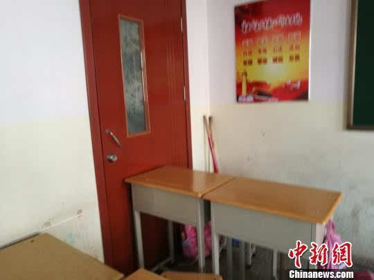 太原一小学班级超员课桌堵后门 消防称若属实将责令改正_手机搜狐网