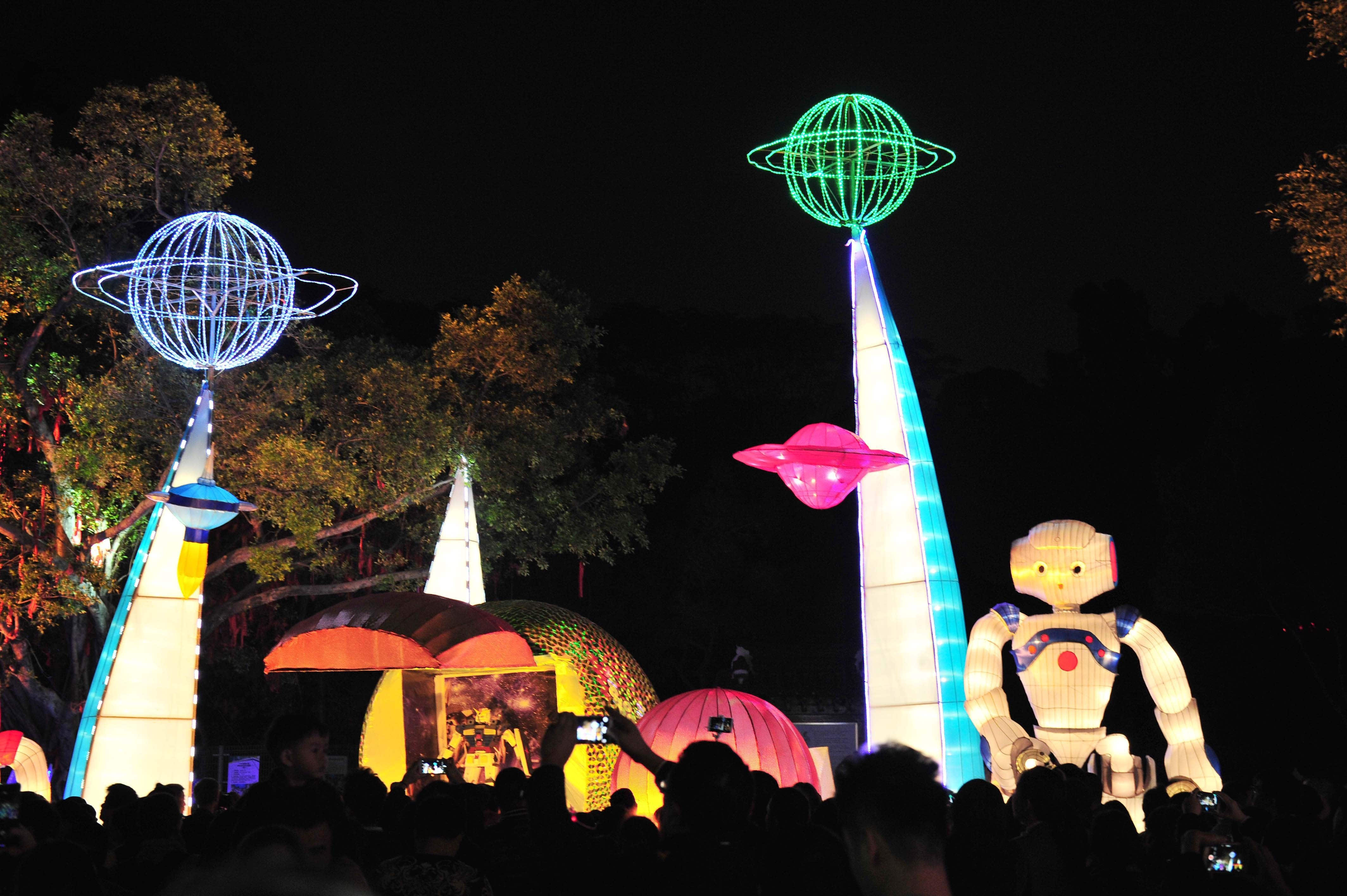 就连广州国际灯光节金奖作品——火箭侠机器人花灯也落户在越秀公园