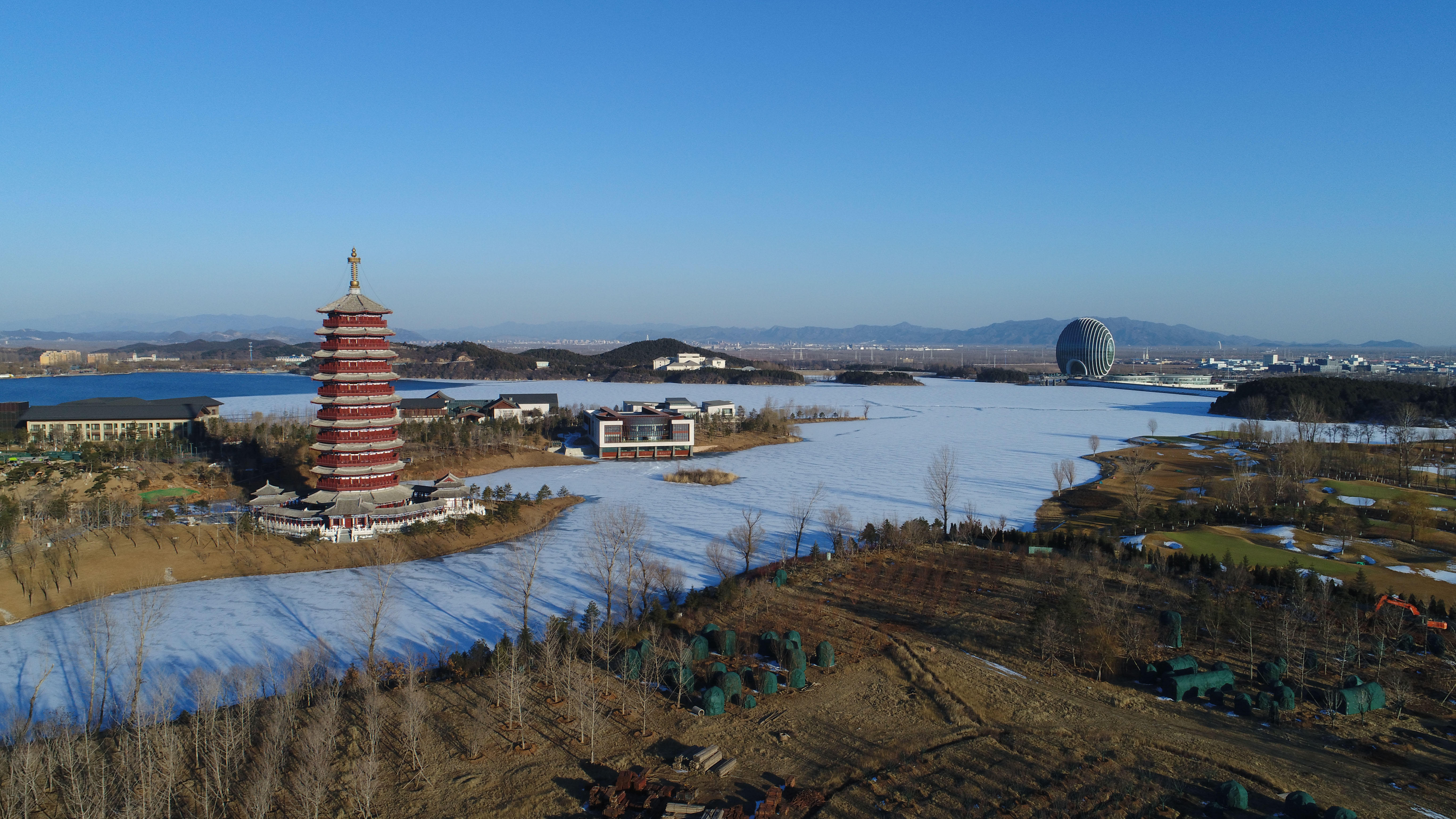 apec峰会等重要会议在此举行,让雁栖湖的名字享誉全球.