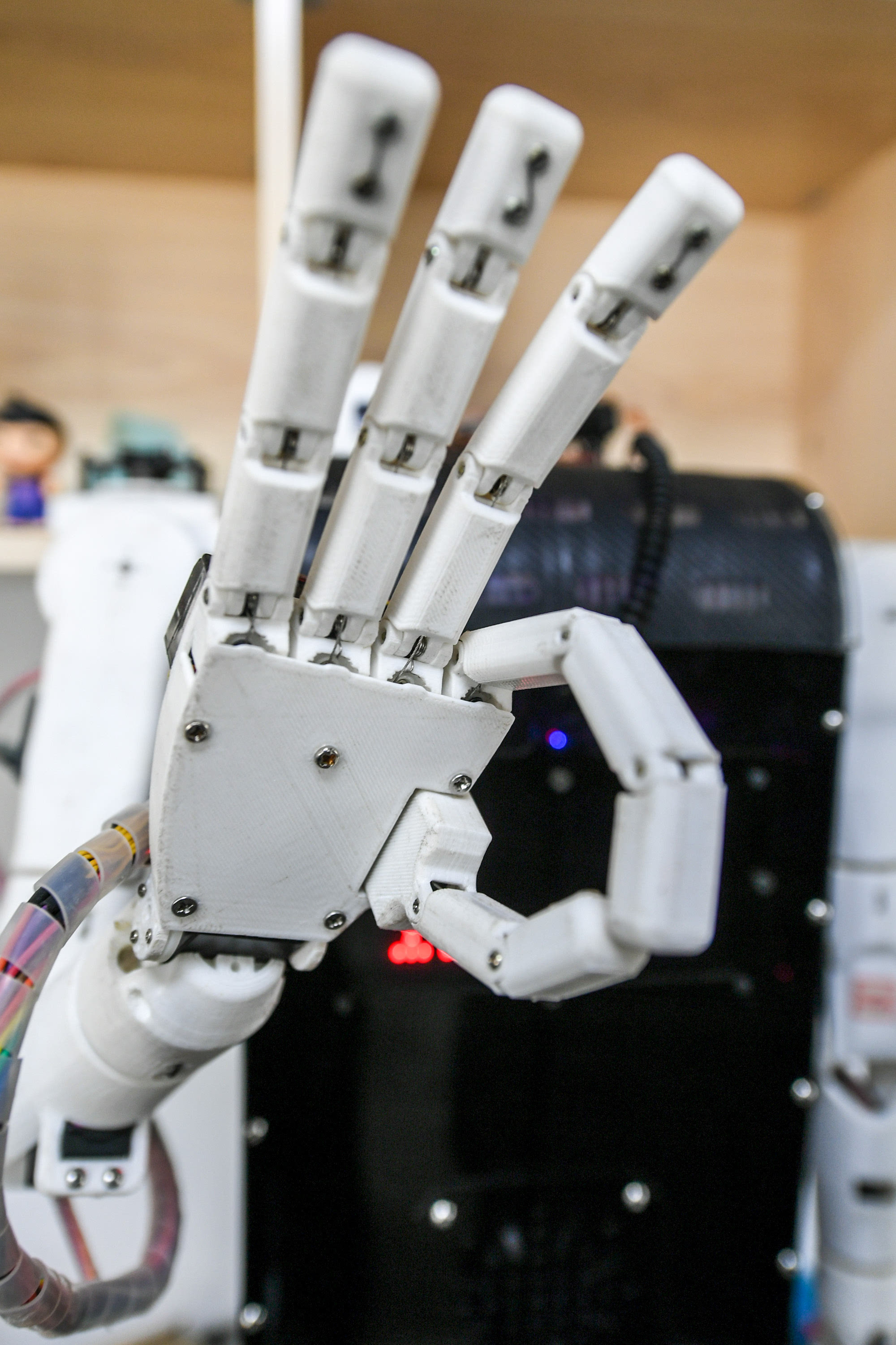 校园创客打造智能手语翻译机器人