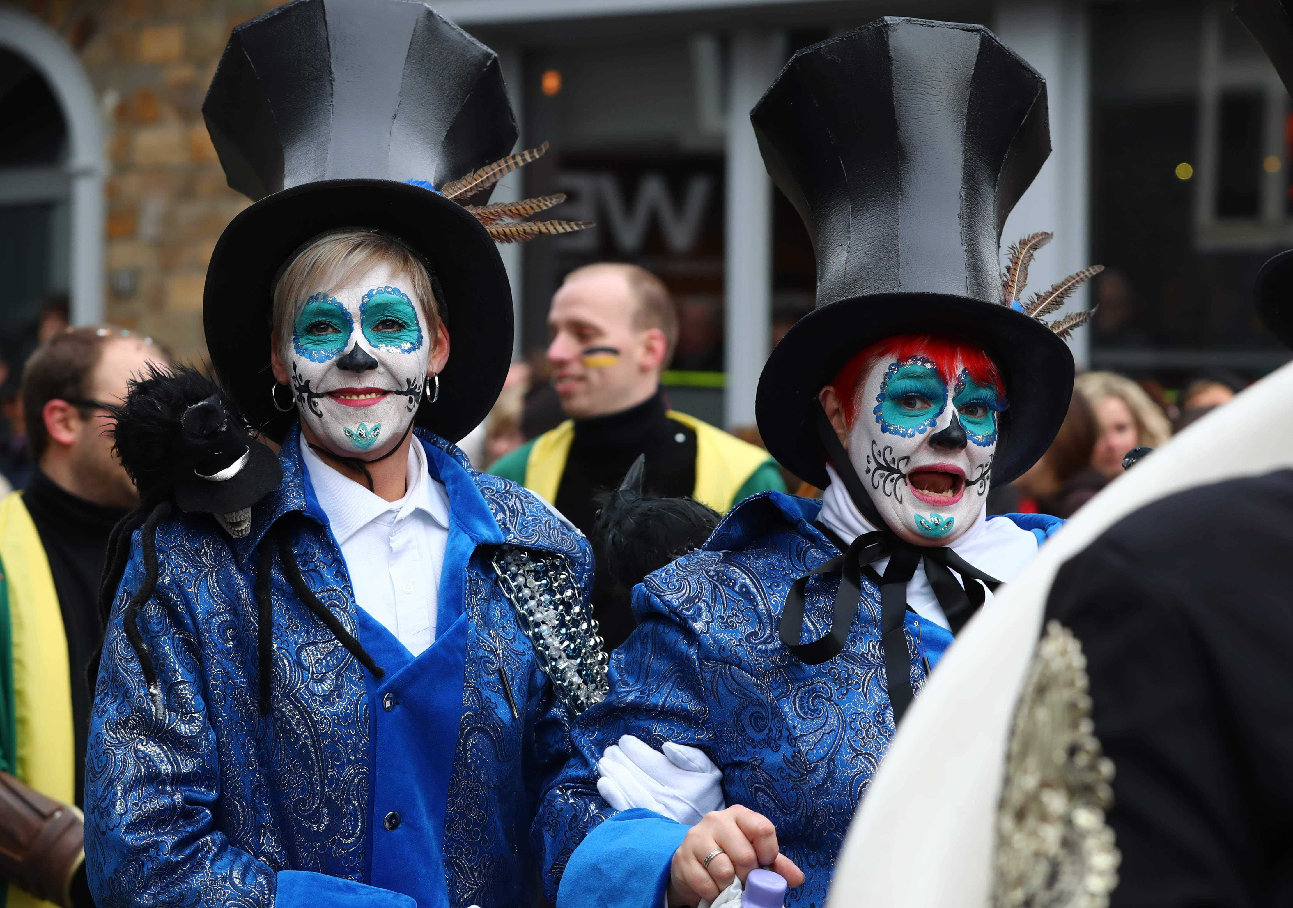 2月25日,一名儿童在比利时马尔梅迪参加狂欢节游行.