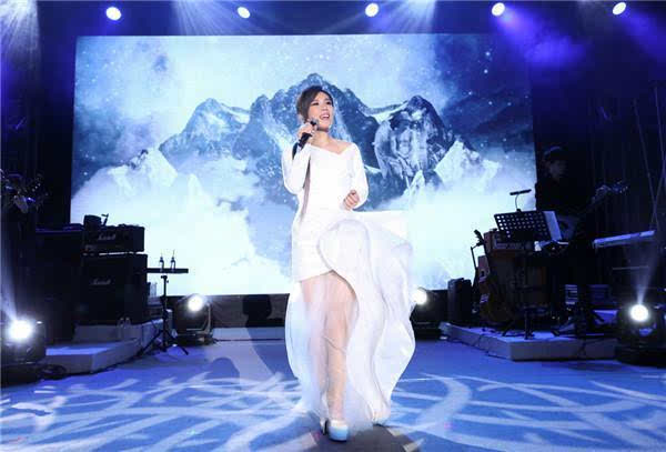 李佳薇"爱的风暴"南京开唱 萧煌奇惊喜现身合唱