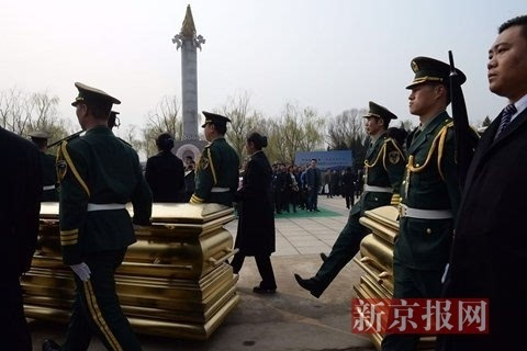 八宝山人民公墓,女孩掸去墓碑上的浮土新京报记者 王嘉宁 摄
