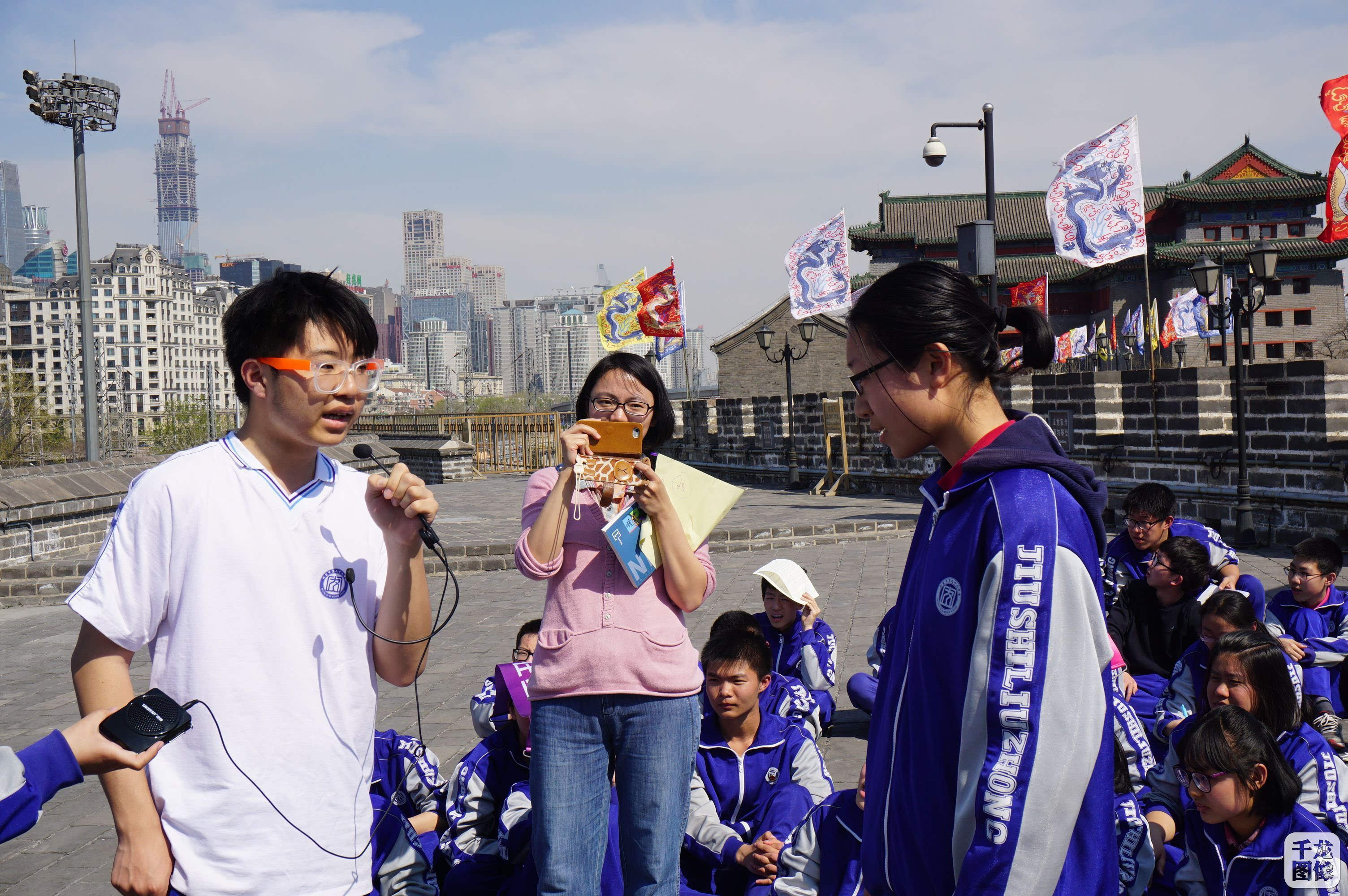 北京市第九十六中学学生明城墙下赛诗