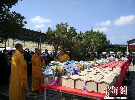 广东惠州举行集体海葬活动131位逝者骨灰撒入大海