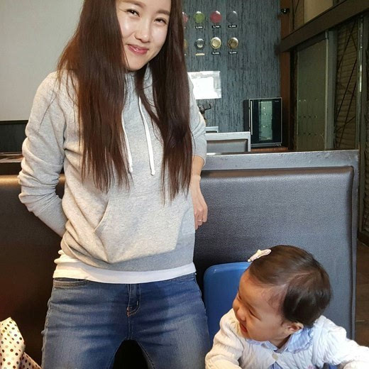 安在旭幸福家庭照大公开 抱爱女赏花情意浓浓[组图]