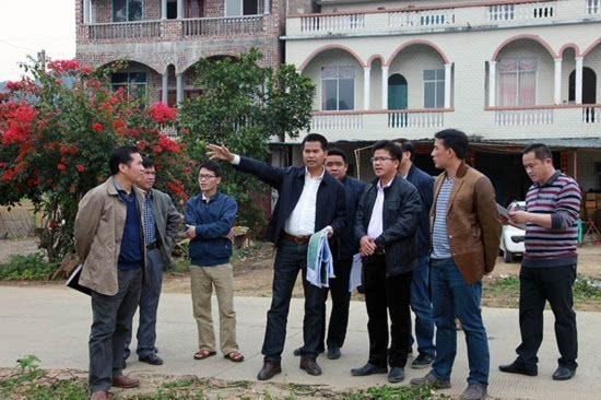 玉明金到雷平镇安平村岜零屯调研村级集体经济发展项目