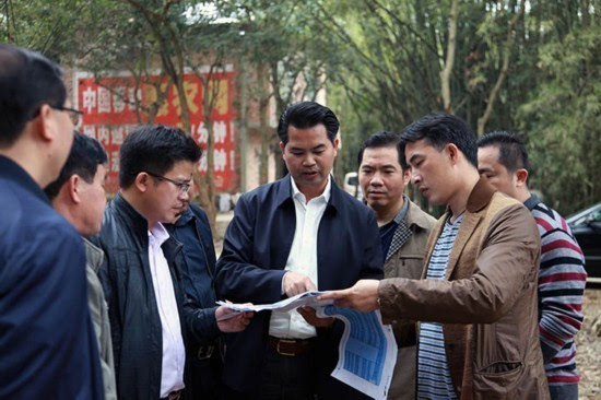 玉明金到雷平镇安平村岜零屯调研村级集体经济发展项目