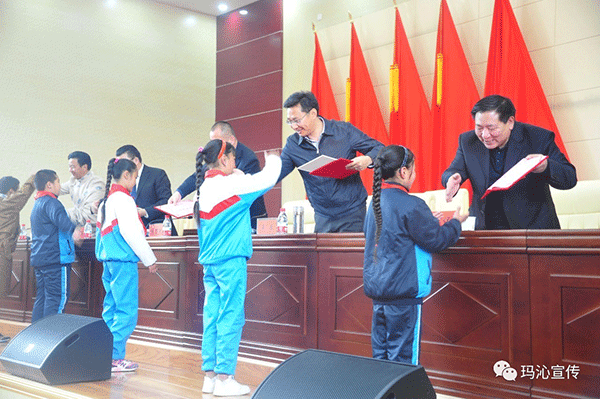 玛沁县召开2017年教育工作会议