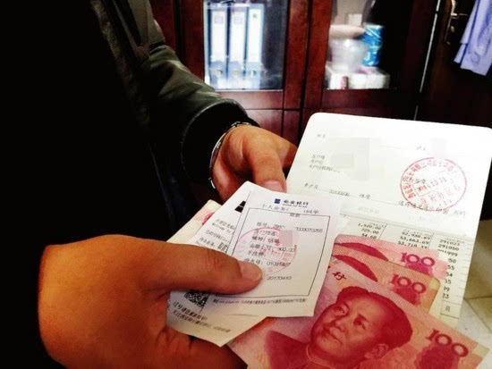 男子丢10万元存折 公交司机捡到找失主