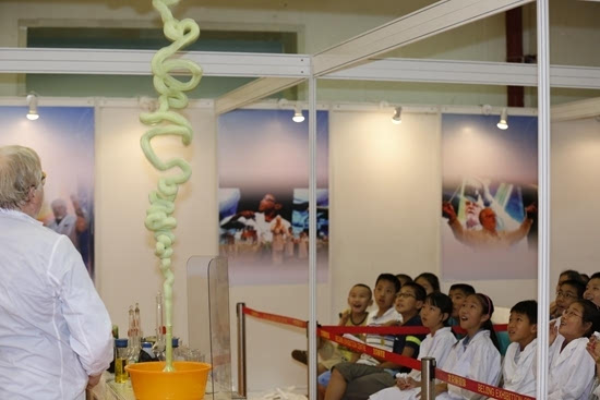 戴伟教授在演示"大象牙膏"实验.