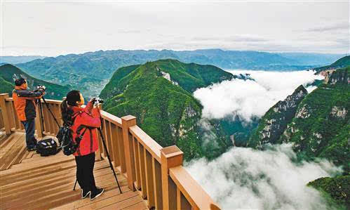 4月17日,巫山县黄岩景区,摄影爱好者正在拍摄云海.