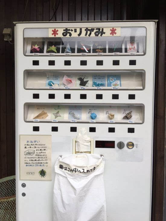 最开始,这是一台销售香烟的自动贩卖机