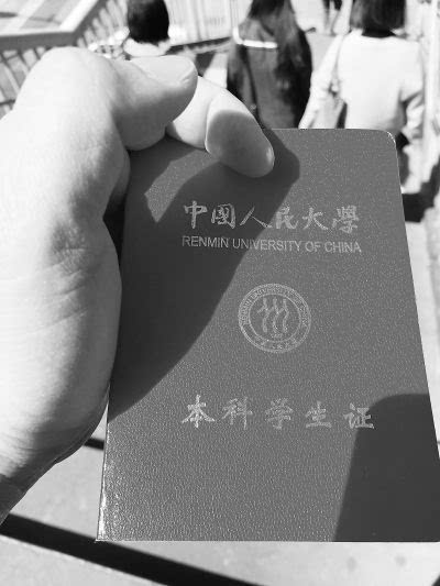 "人民大学地铁站至人大东门,二三百米的距离中,多名妇女时常凑到行人