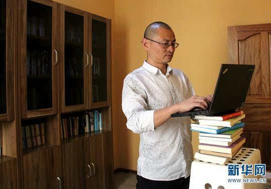 新华网 念新洪 摄陈鹏书桌的一角,放着他喜欢的作家的照片.