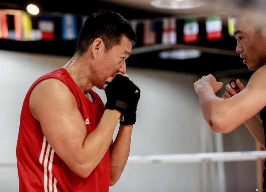 张丰毅一身"中国好肌肉"张丰毅一身好肌肉,实力圈粉61岁的沙书记竟是