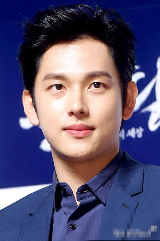 任时完全慧珍亮相《不汗党》制作发布会 台上拥抱互相鼓励[组图]